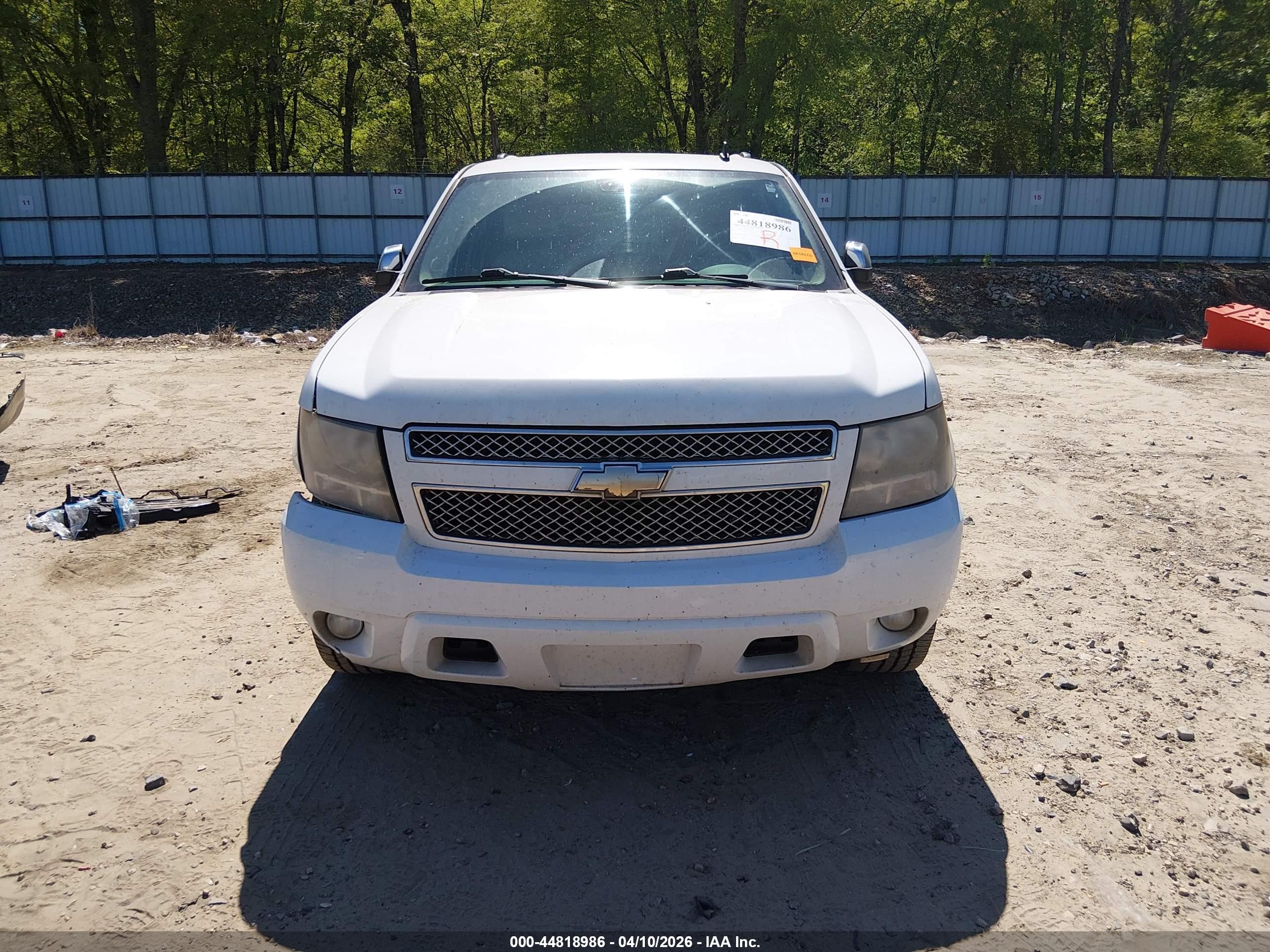 2008 Chevrolet Suburban 1500 Ltz White vin: 1GNFC16088J227030