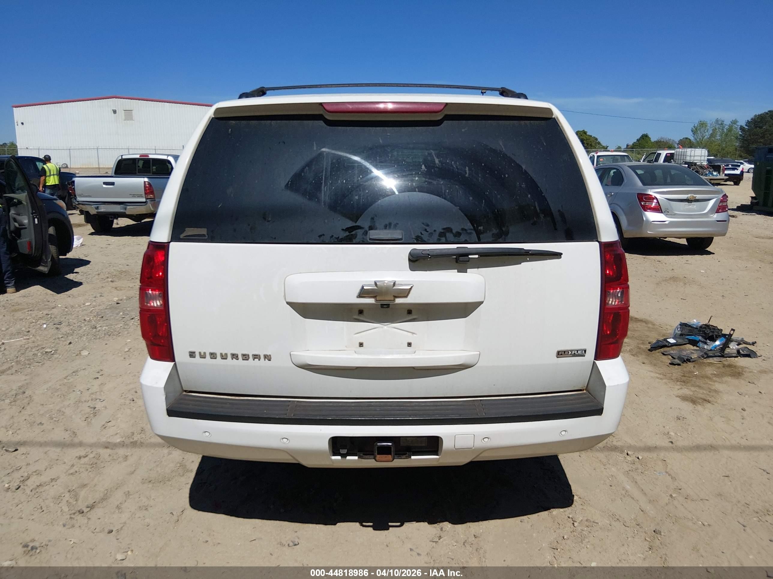 2008 Chevrolet Suburban 1500 Ltz White vin: 1GNFC16088J227030