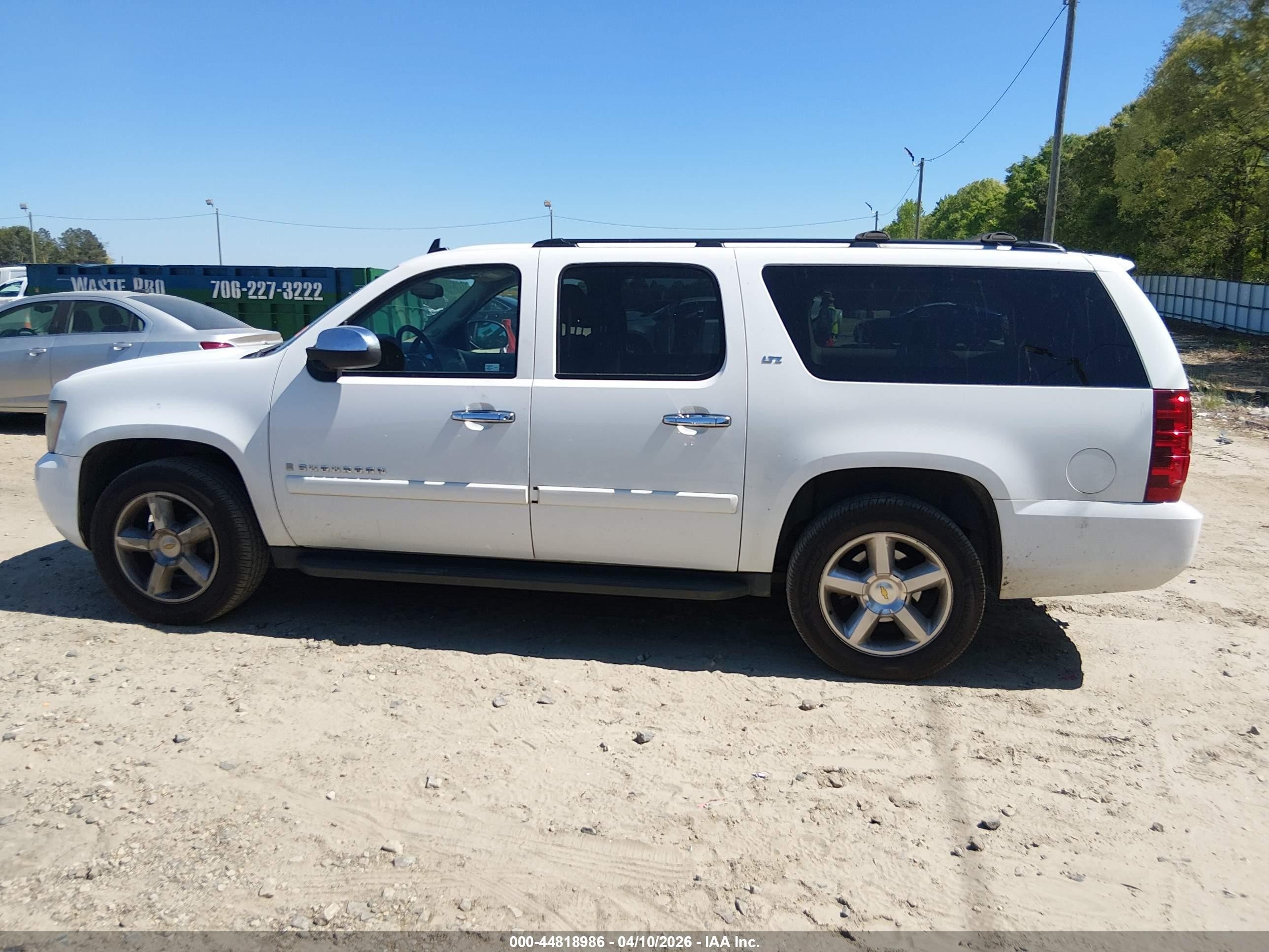 2008 Chevrolet Suburban 1500 Ltz White vin: 1GNFC16088J227030