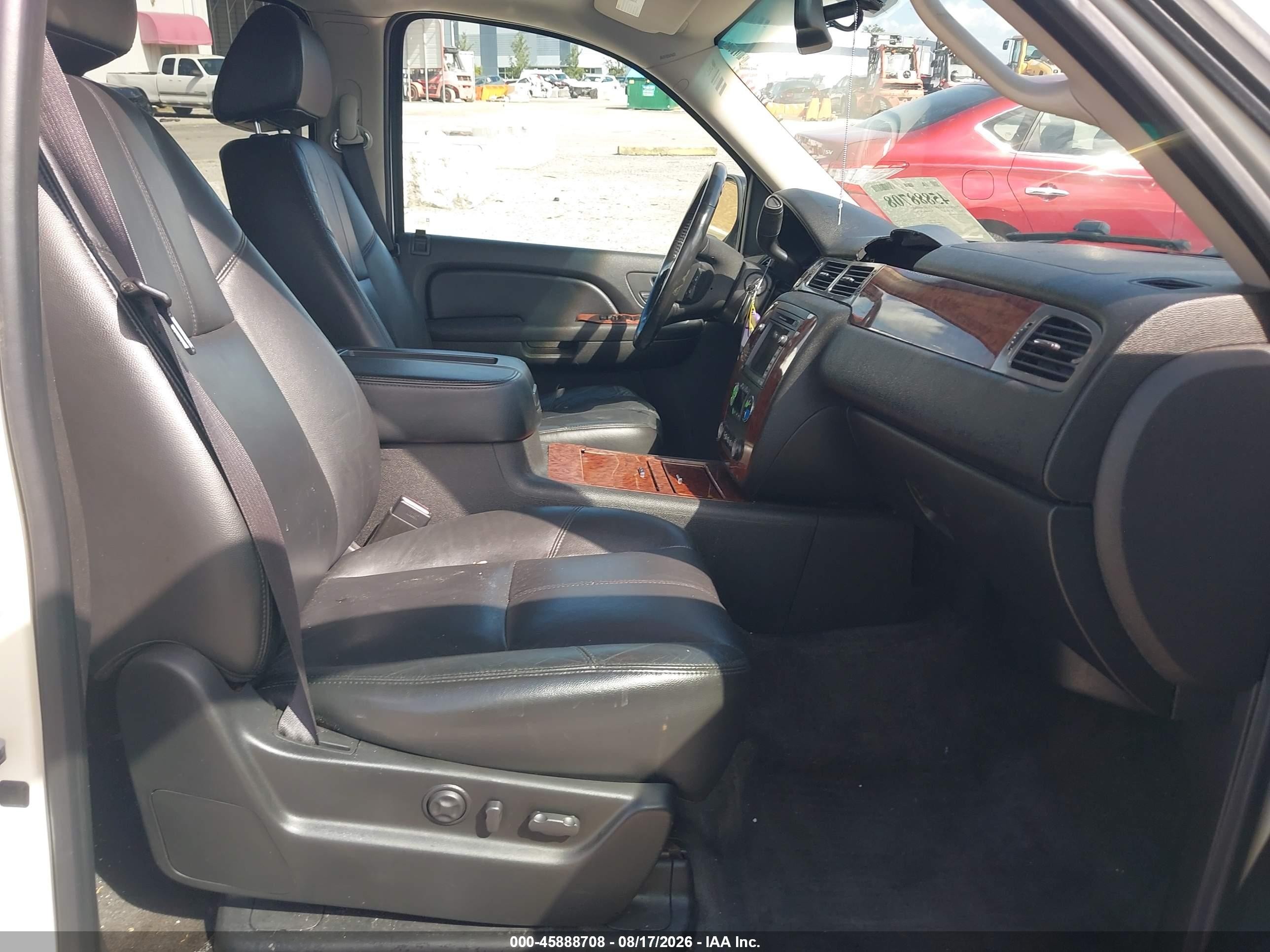 2008 Chevrolet Suburban 1500 Ltz White vin: 1GNFC16088R253757