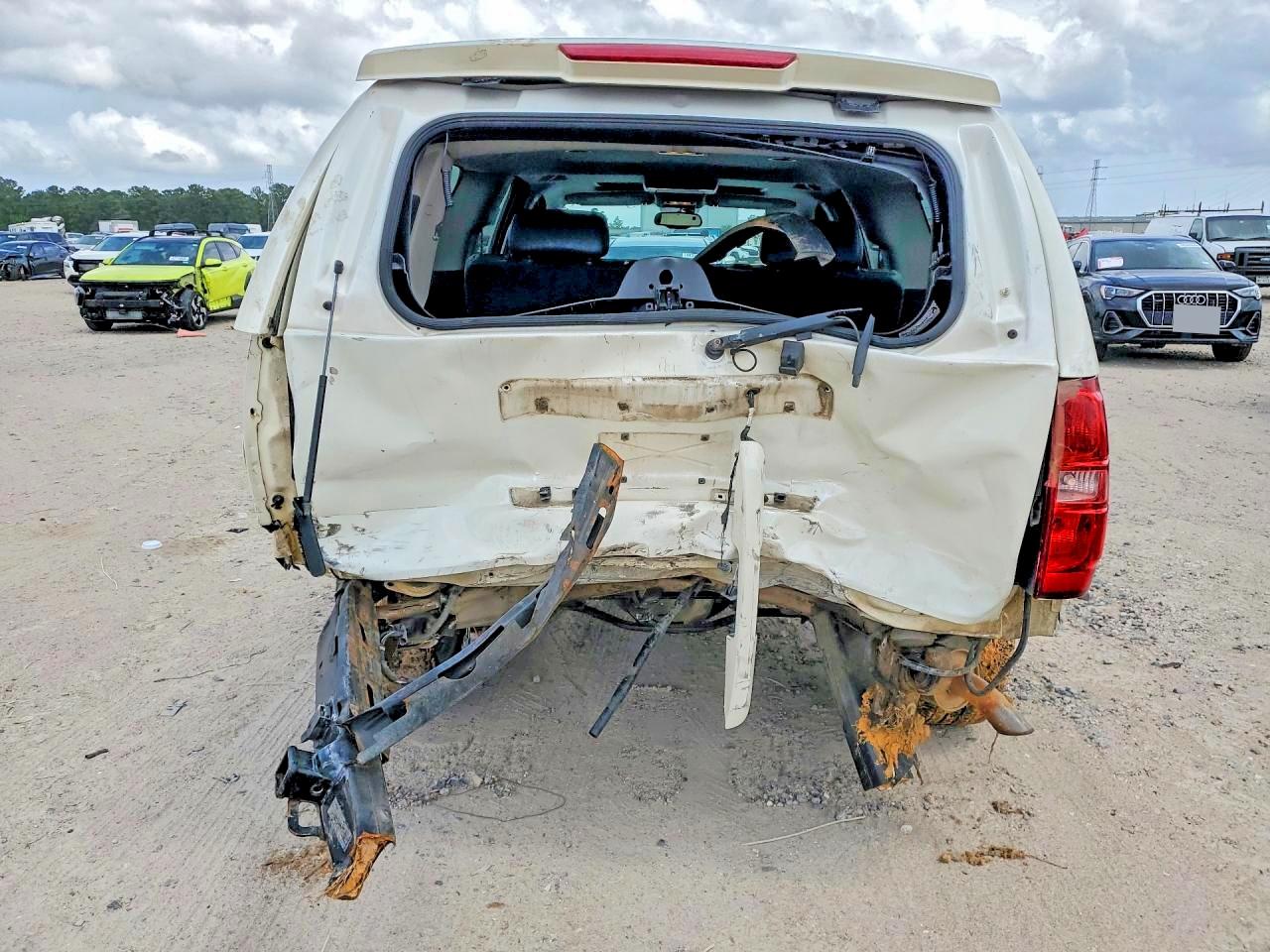 2008 Chevrolet Suburban C1500 Ls White vin: 1GNFC16098R246087