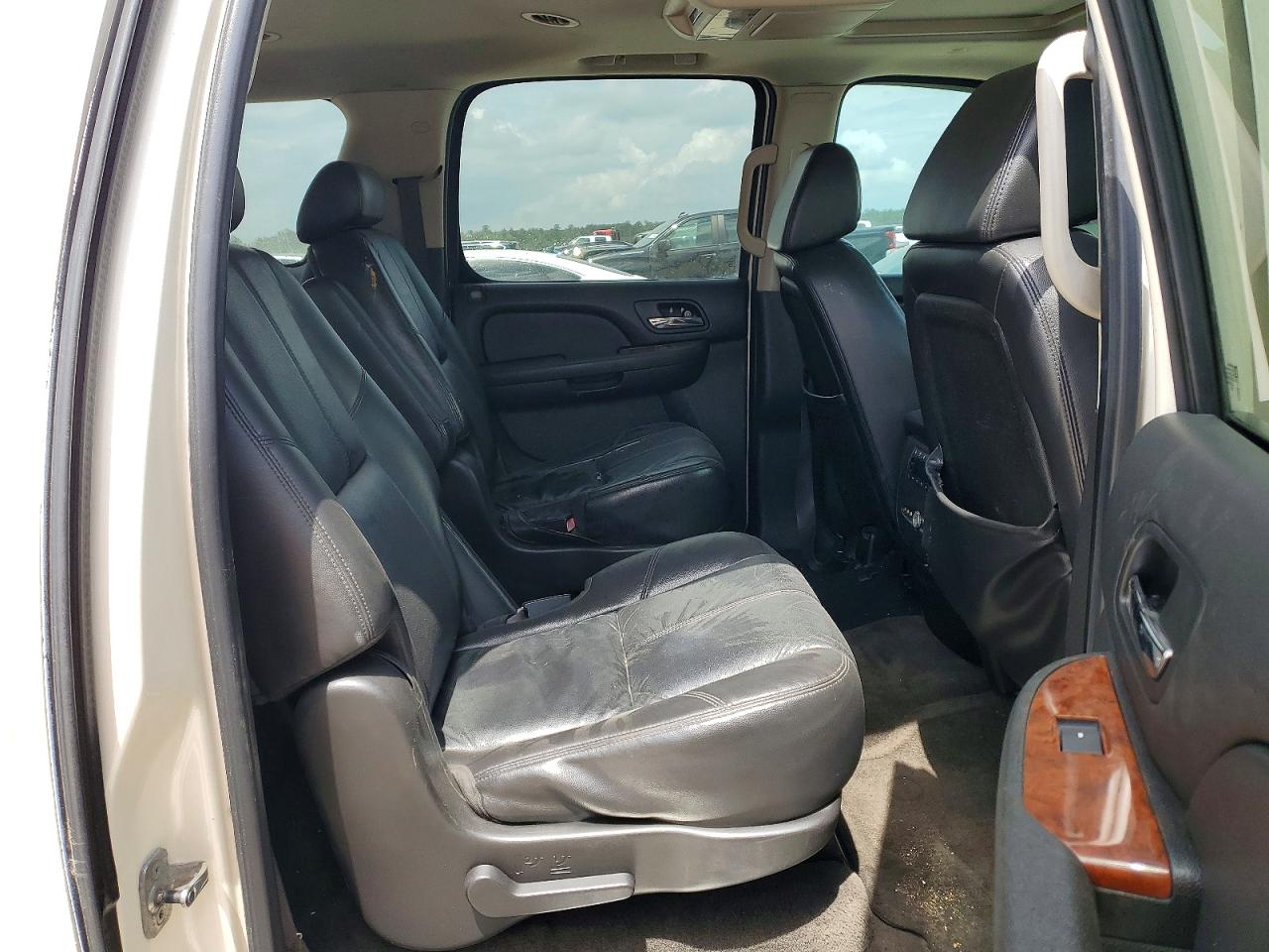 2008 Chevrolet Suburban C1500 Ls White vin: 1GNFC16098R246087