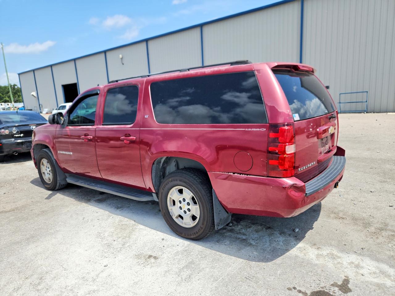 2007 Chevrolet Suburban C1500 Red vin: 1GNFC16J27J215771