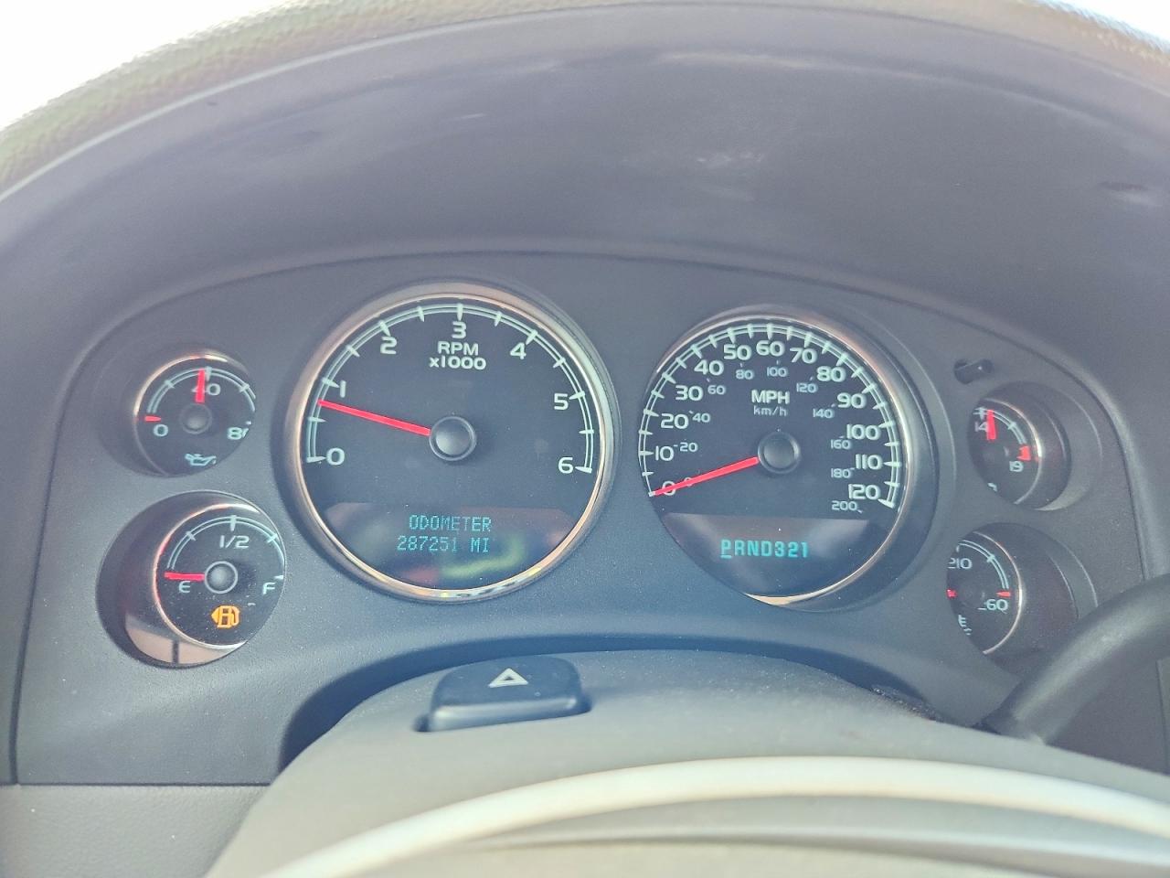 2007 Chevrolet Suburban C1500 Red vin: 1GNFC16J27J215771