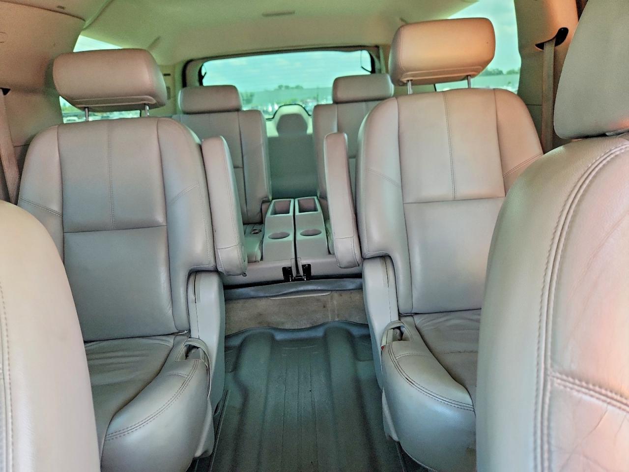 2007 Chevrolet Suburban C1500 Red vin: 1GNFC16J27J215771