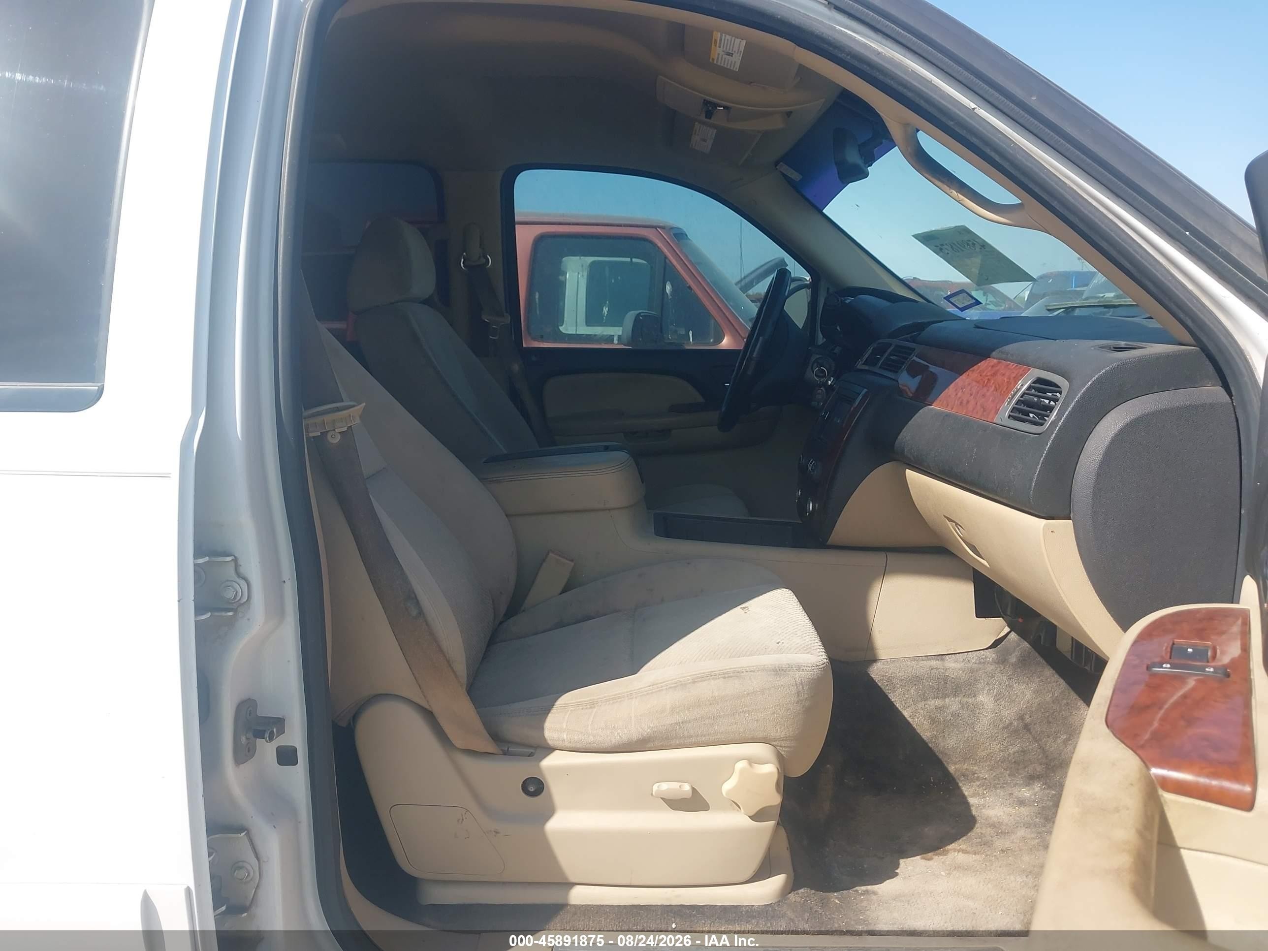2008 Chevrolet Suburban 1500 Lt Белый vin: 1GNFC16J68R140284