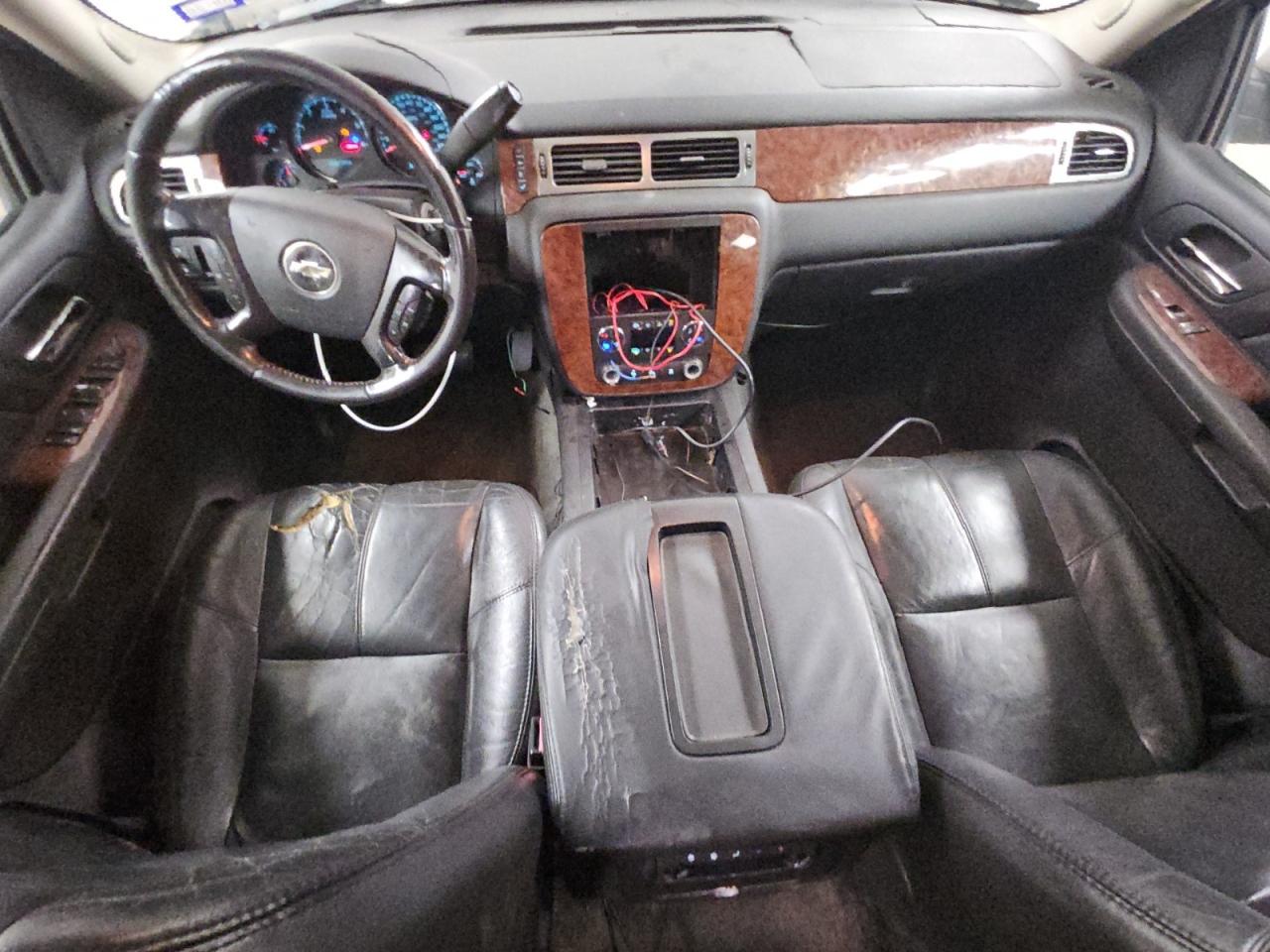 2007 Chevrolet Suburban C1500 Silver vin: 1GNFC16J77J372227 Damage: Front Center Armrest, Worn, Replacement Required
