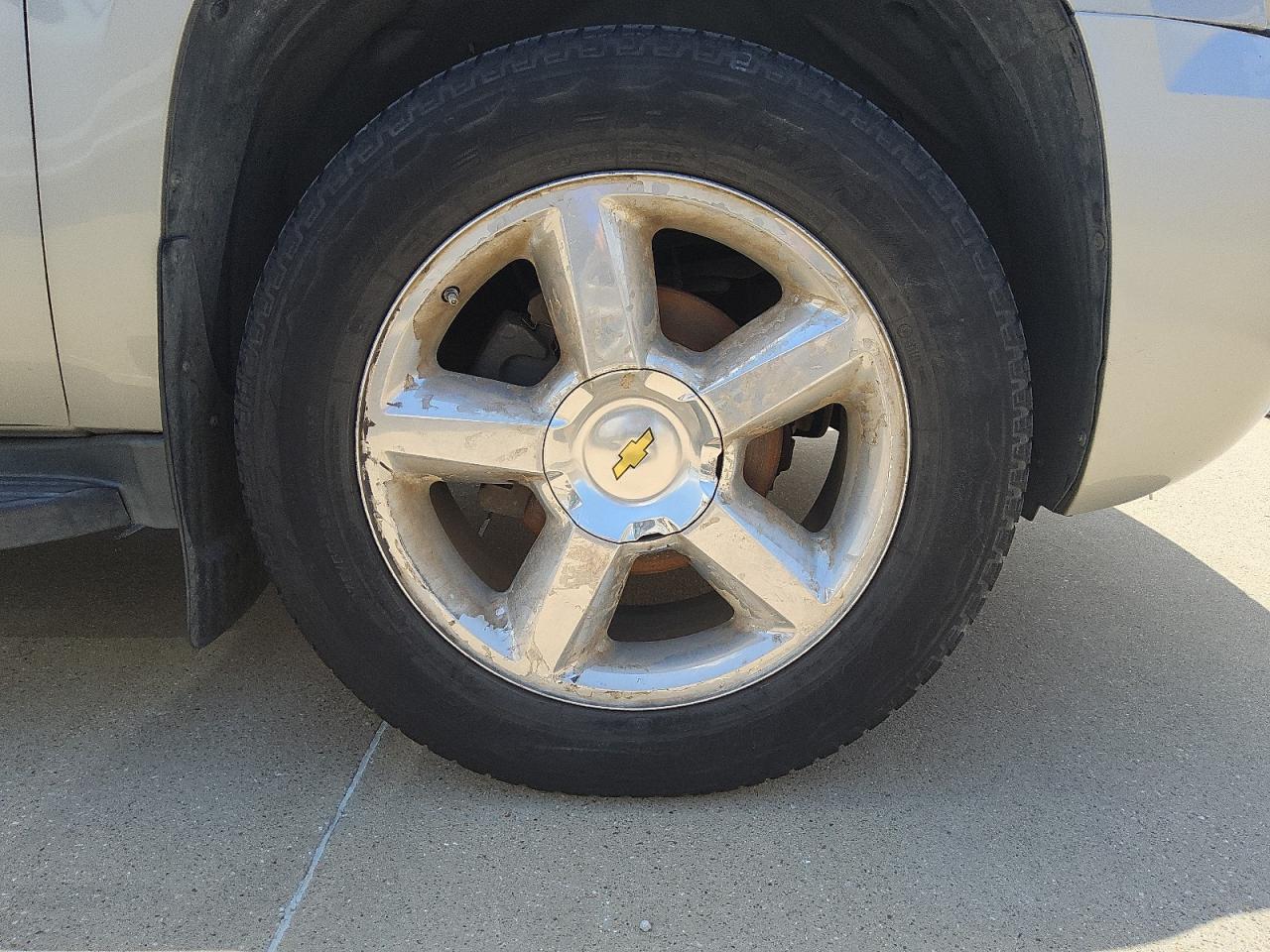 2007 Chevrolet Suburban C1500 Silver vin: 1GNFC16J77J372227 Damage: Right Front Wheel, Corrosion, > 12 Inches