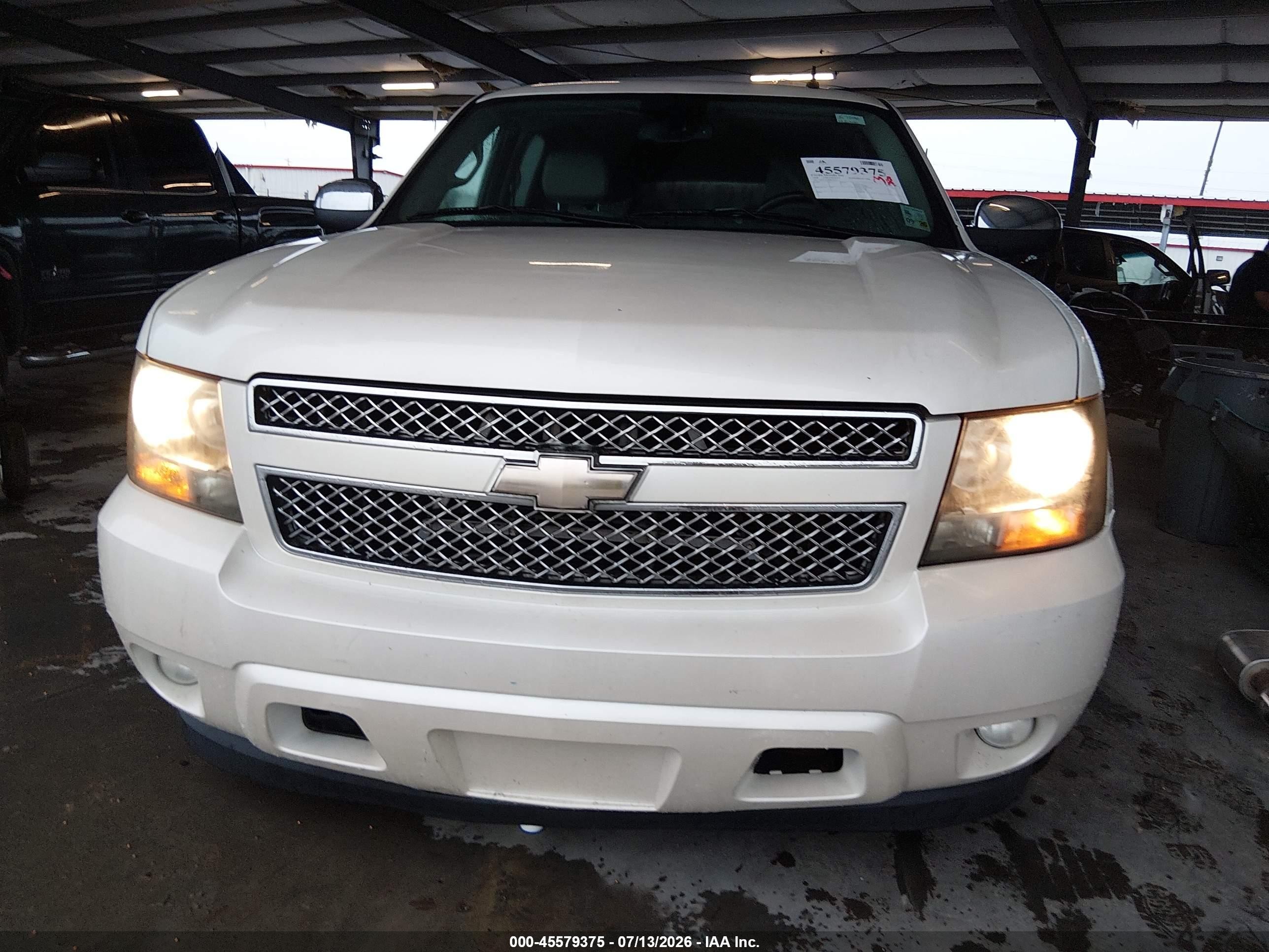 2008 Chevrolet Suburban 1500 Ltz White vin: 1GNFC16J88R209377