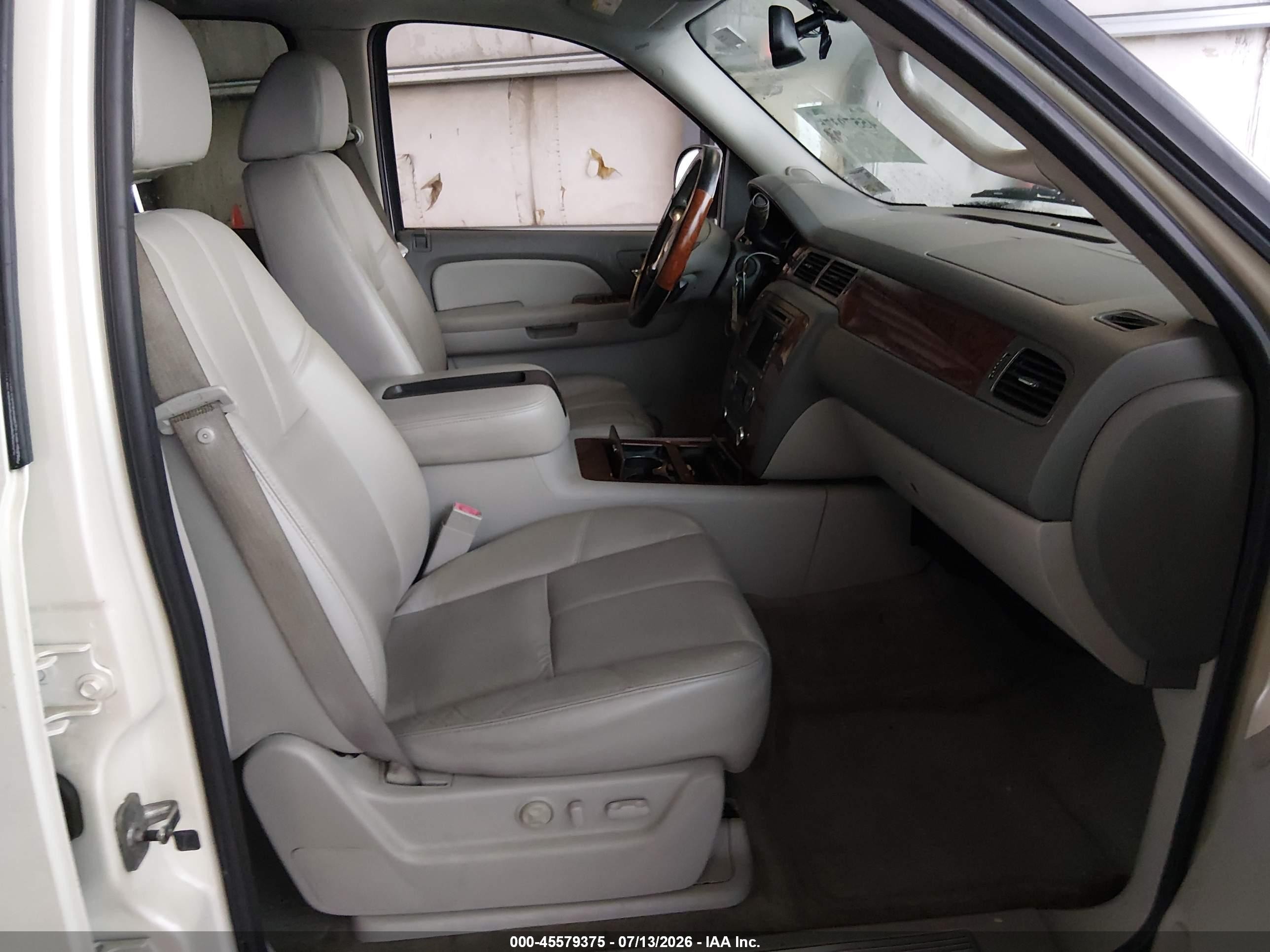2008 Chevrolet Suburban 1500 Ltz White vin: 1GNFC16J88R209377