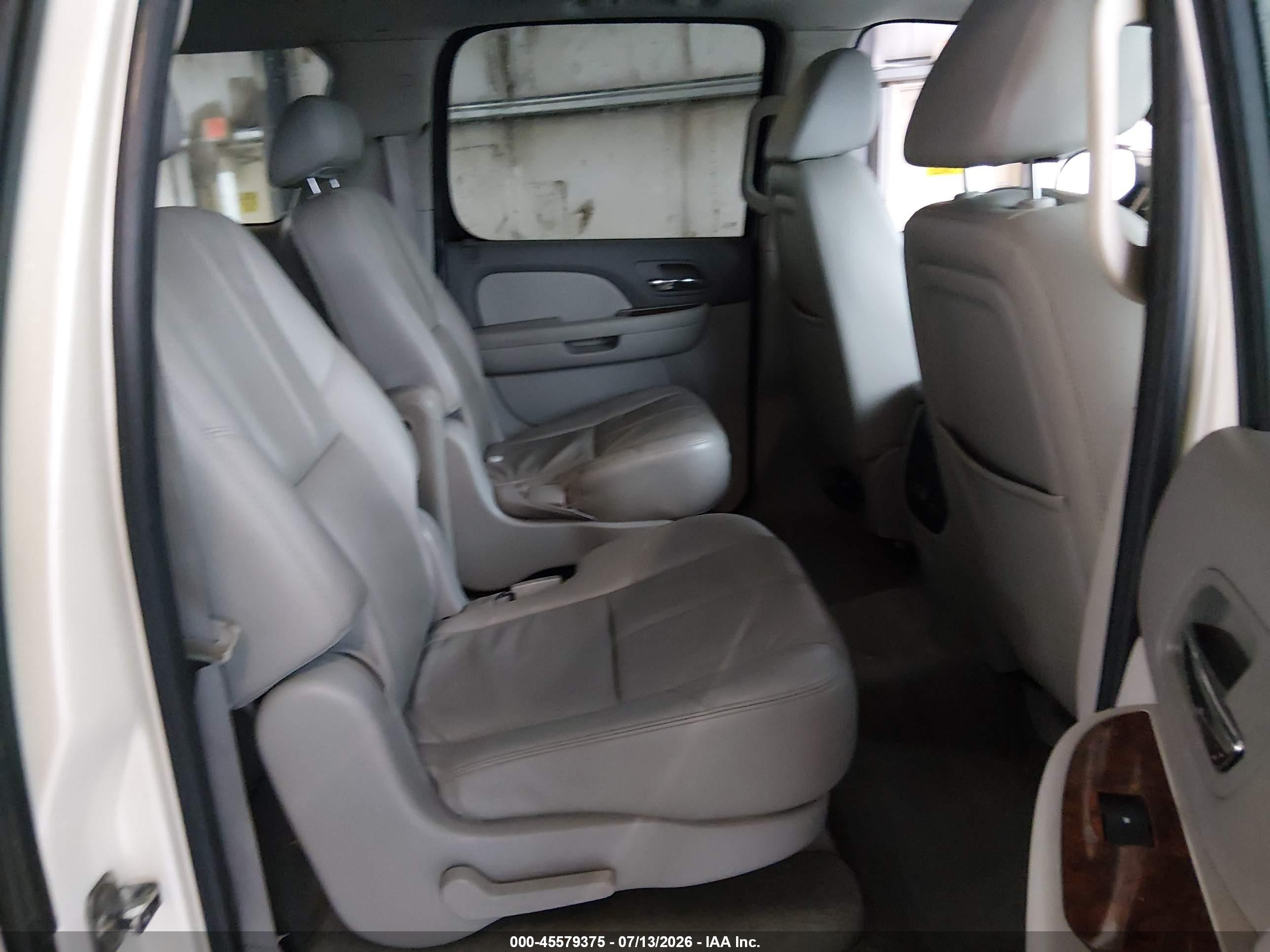 2008 Chevrolet Suburban 1500 Ltz White vin: 1GNFC16J88R209377