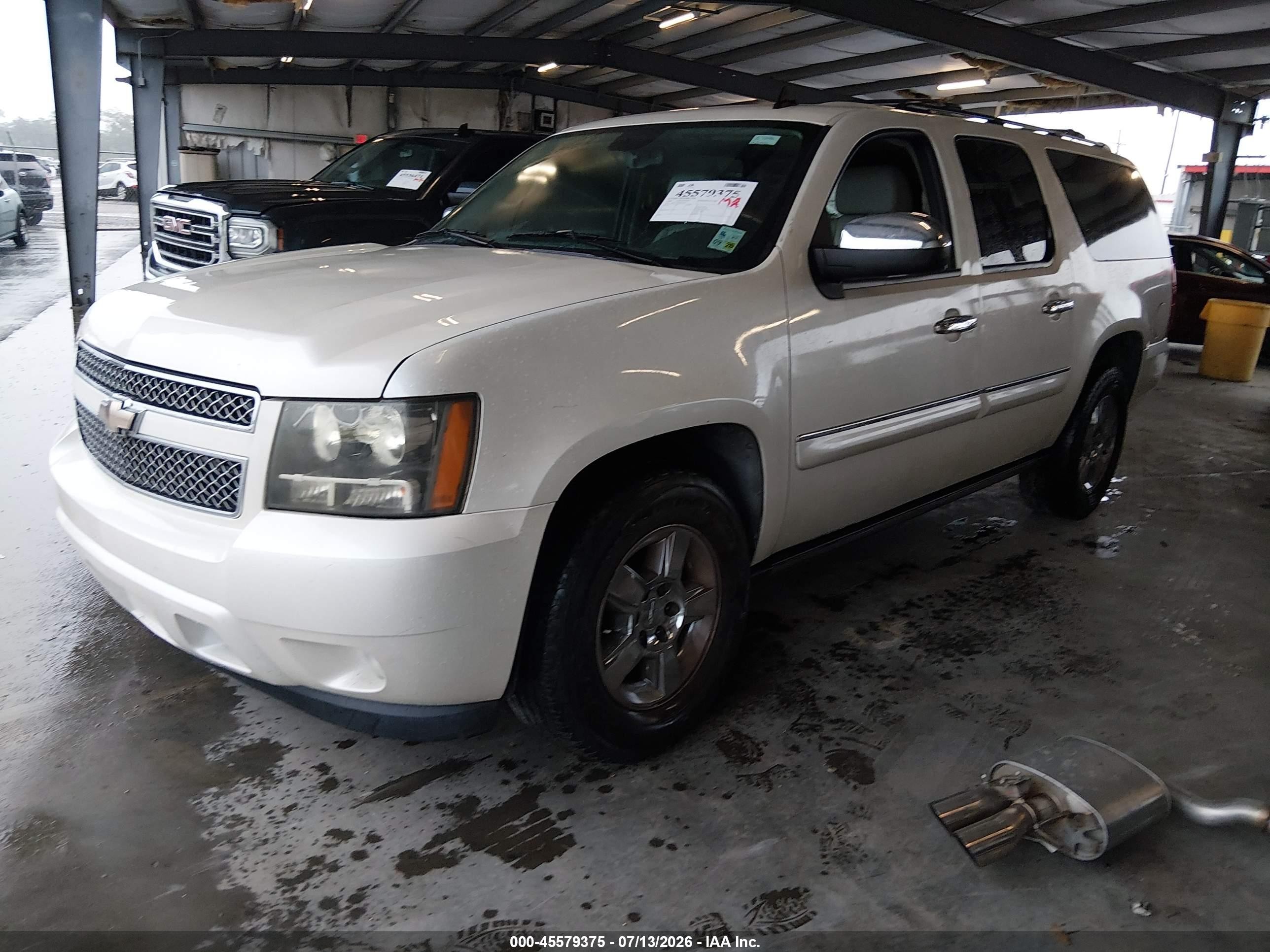 2008 Chevrolet Suburban 1500 Ltz White vin: 1GNFC16J88R209377