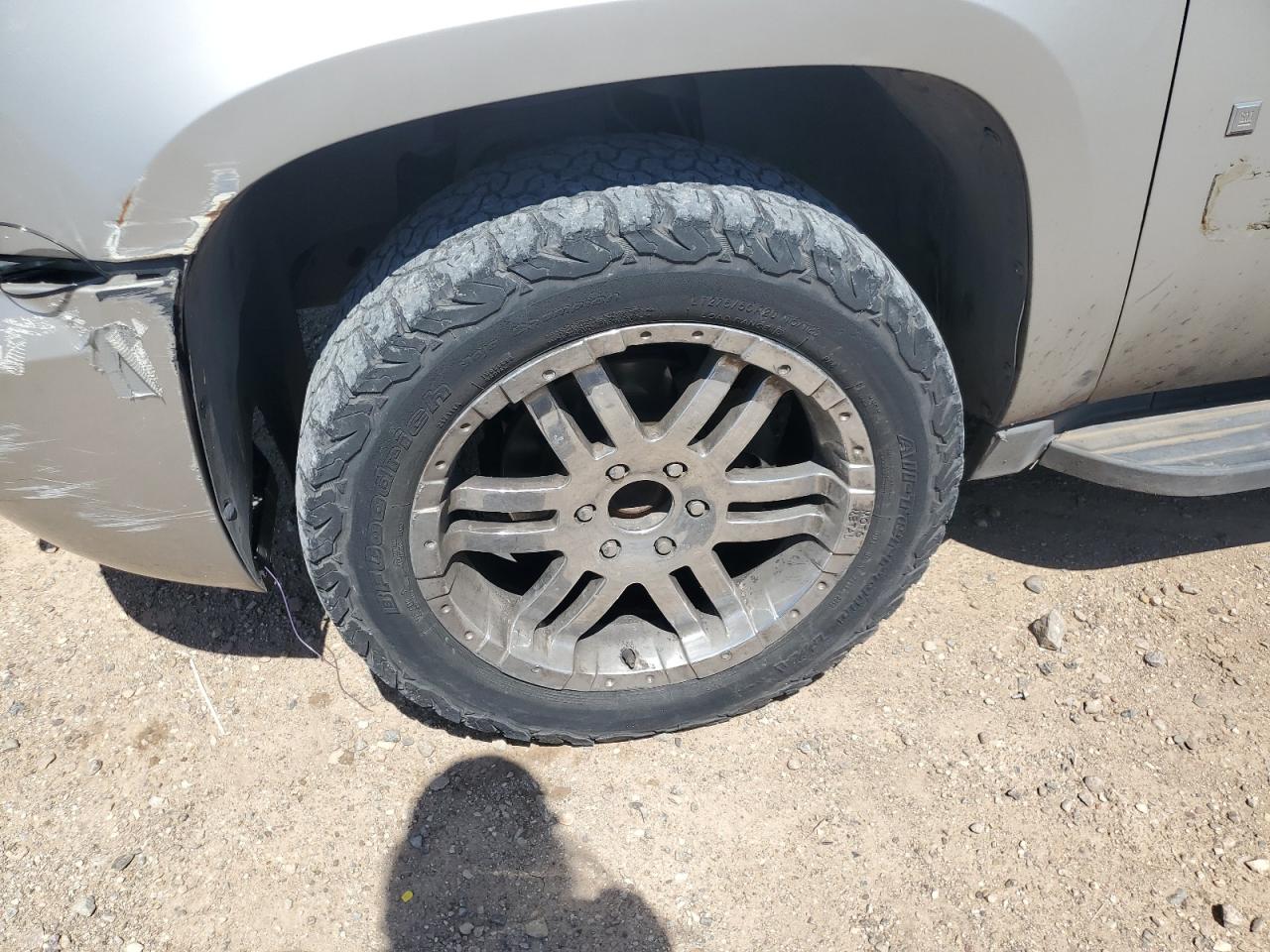 2009 Chevrolet Suburban C1500 Lt Tan vin: 1GNFC26J29J105876 Damage: Left Front Wheel, Aftermarket, Acceptable