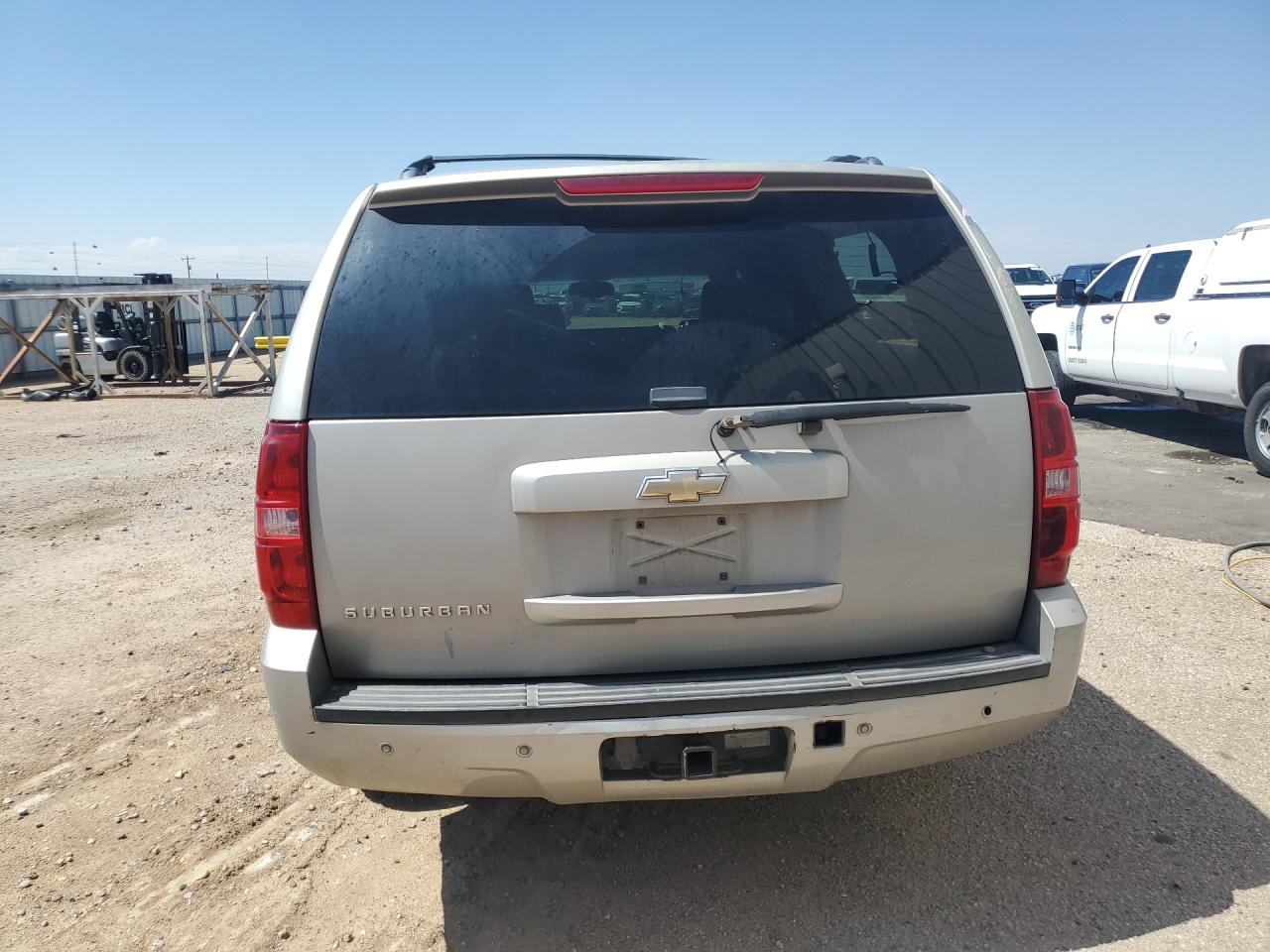2009 Chevrolet Suburban C1500 Lt Tan vin: 1GNFC26J29J105876 Damage: Right Tail Light, Broken, Replacement Required