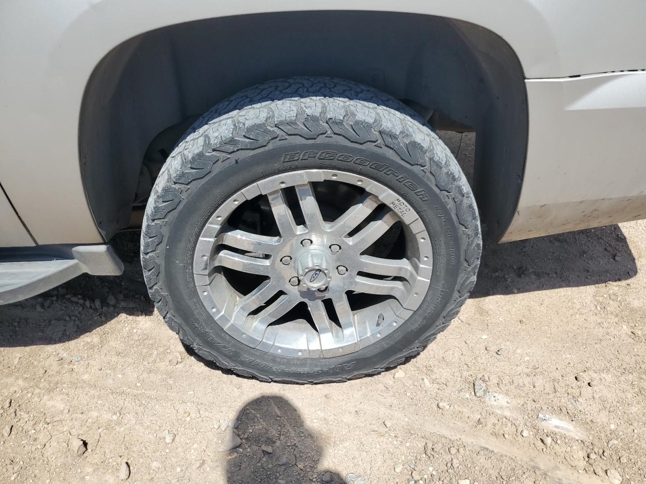2009 Chevrolet Suburban C1500 Lt Tan vin: 1GNFC26J29J105876 Damage: Left Rear Wheel, Aftermarket, Acceptable