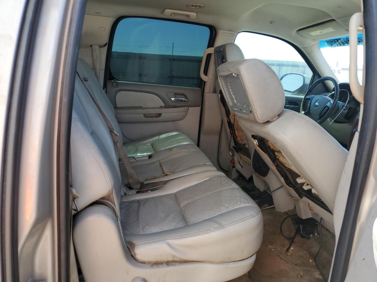 2009 Chevrolet Suburban C1500 Lt Tan vin: 1GNFC26J29J105876 Damage: Right Front Seat Back, Broken, Replacement Required
