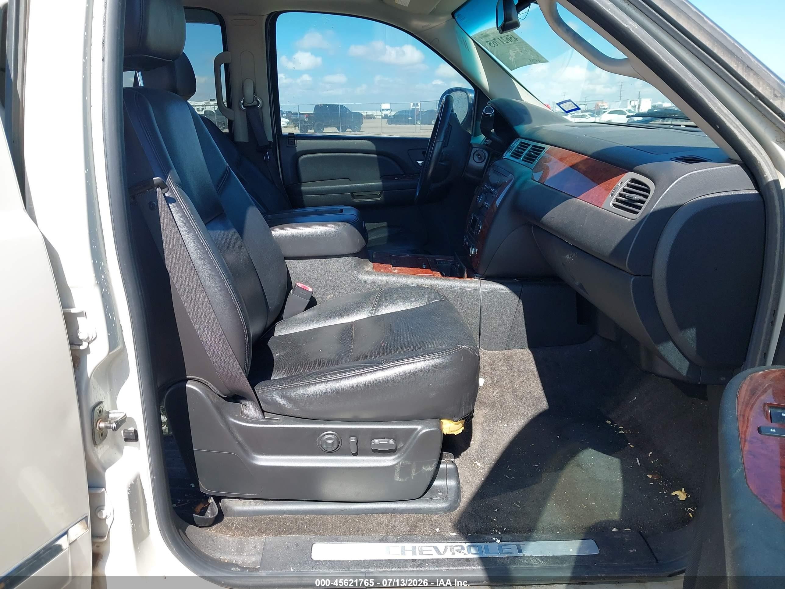 2009 Chevrolet Tahoe Ltz White vin: 1GNFC33009R222293