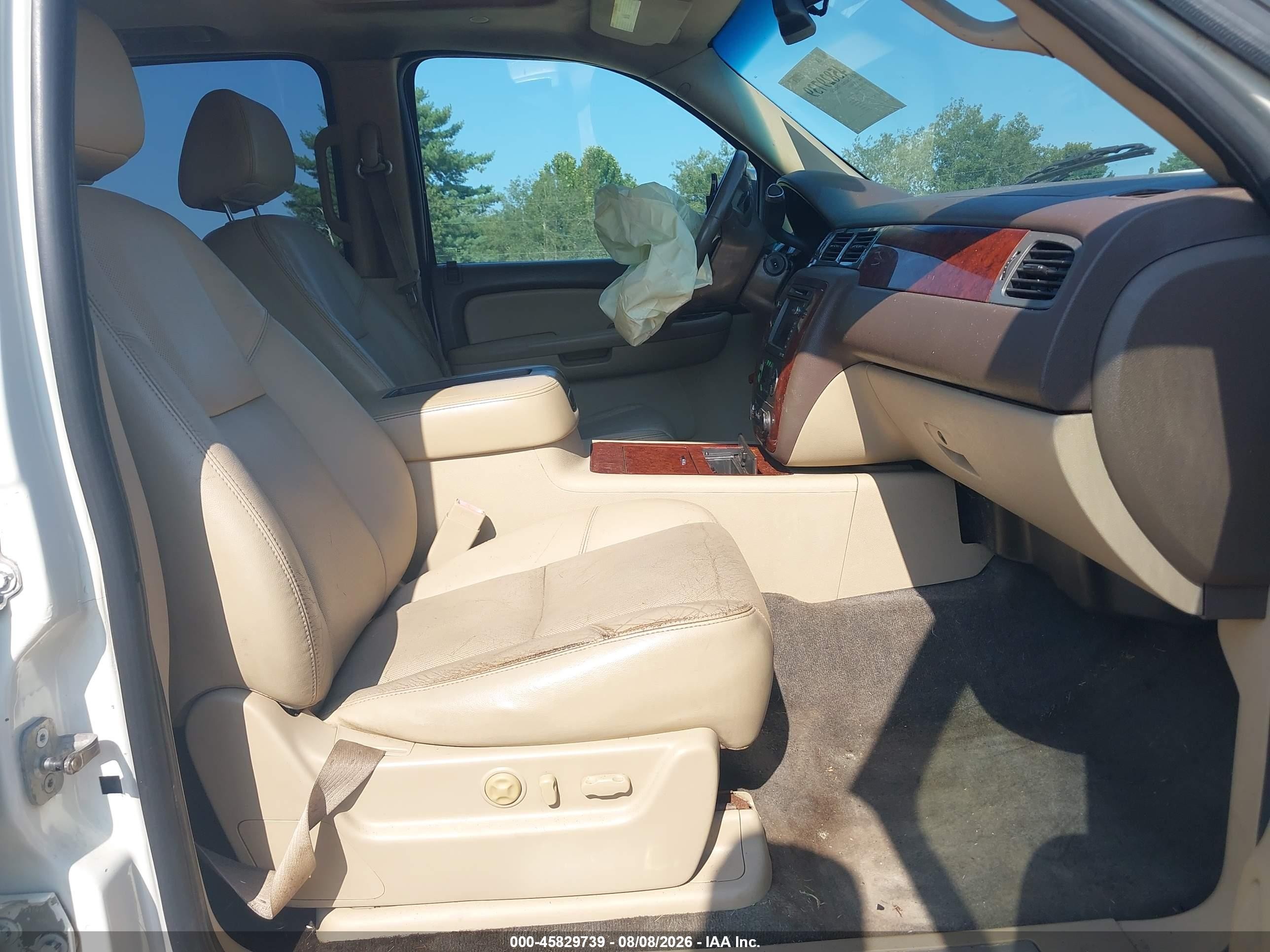 2009 Chevrolet Tahoe Ltz Белый vin: 1GNFC33J19R291065