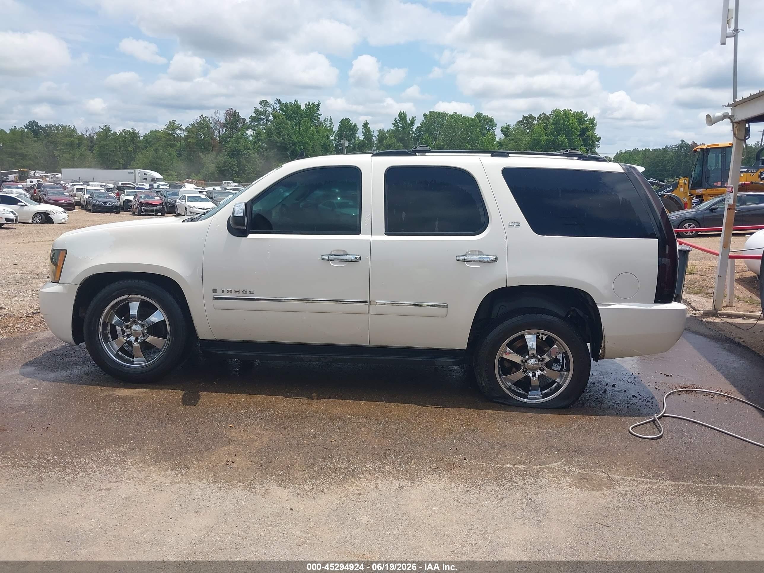 2009 Chevrolet Tahoe Ltz White vin: 1GNFC33J79R172355