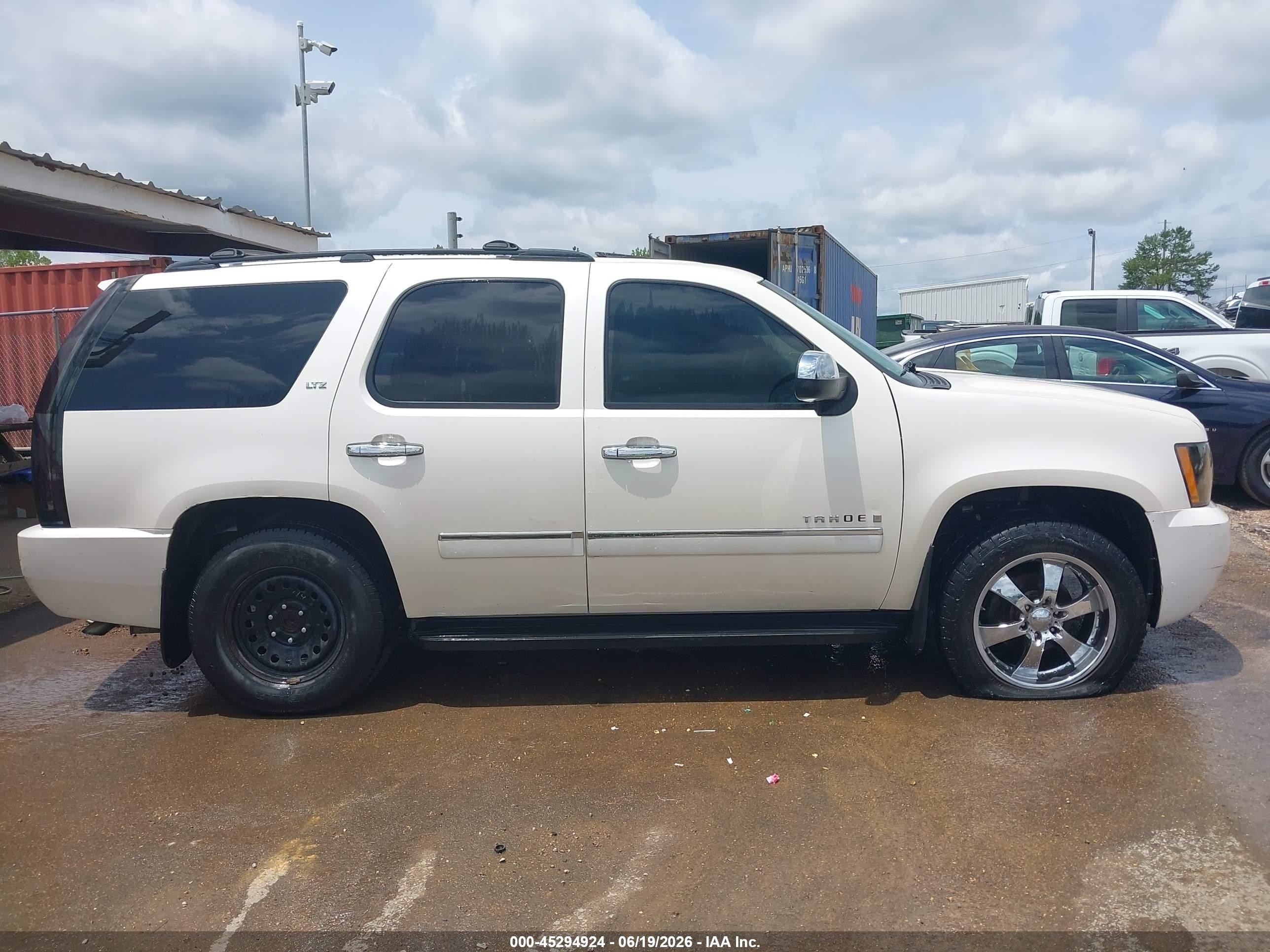 2009 Chevrolet Tahoe Ltz White vin: 1GNFC33J79R172355