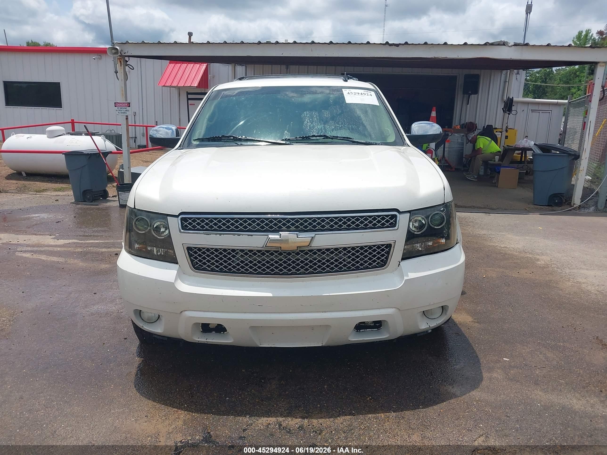 2009 Chevrolet Tahoe Ltz White vin: 1GNFC33J79R172355
