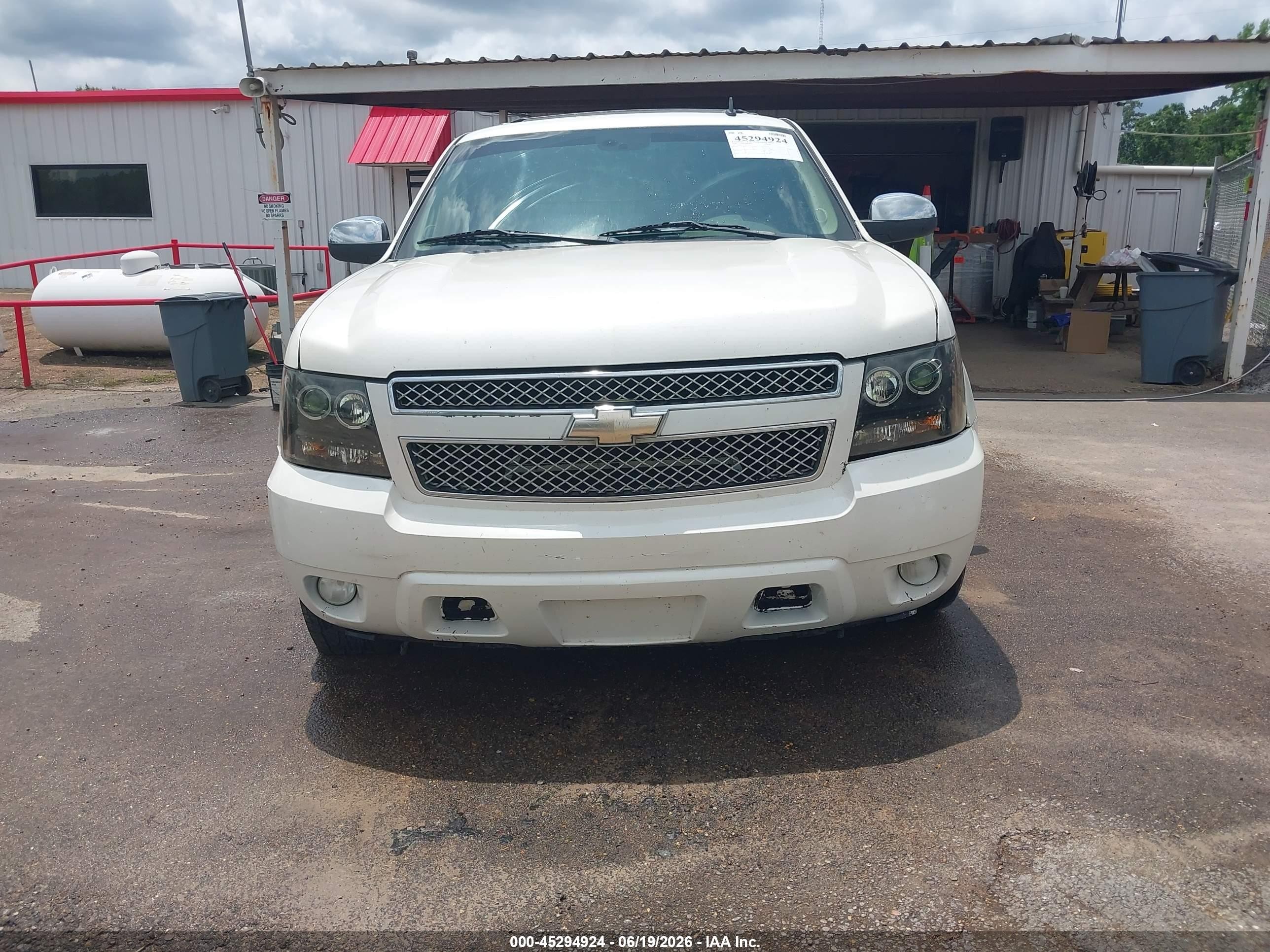 2009 Chevrolet Tahoe Ltz White vin: 1GNFC33J79R172355
