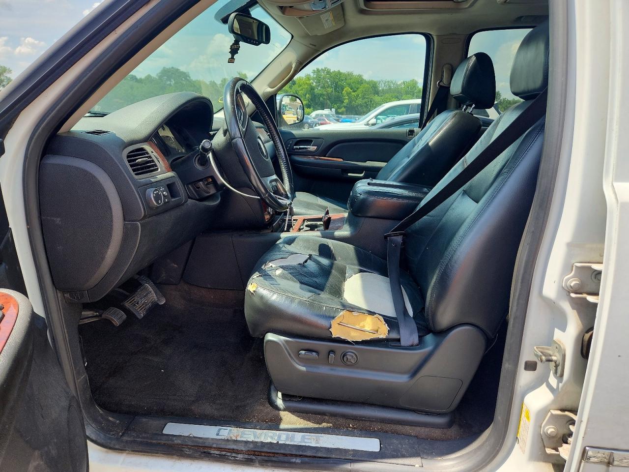 2009 Chevrolet Suburban C1500 Ltz Белый vin: 1GNFC36029J109956