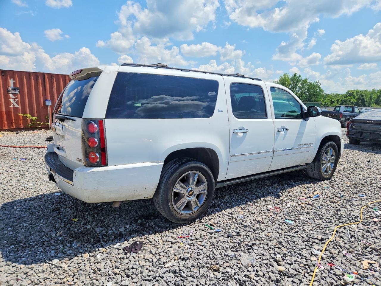 2009 Chevrolet Suburban C1500 Ltz Белый vin: 1GNFC36029J109956