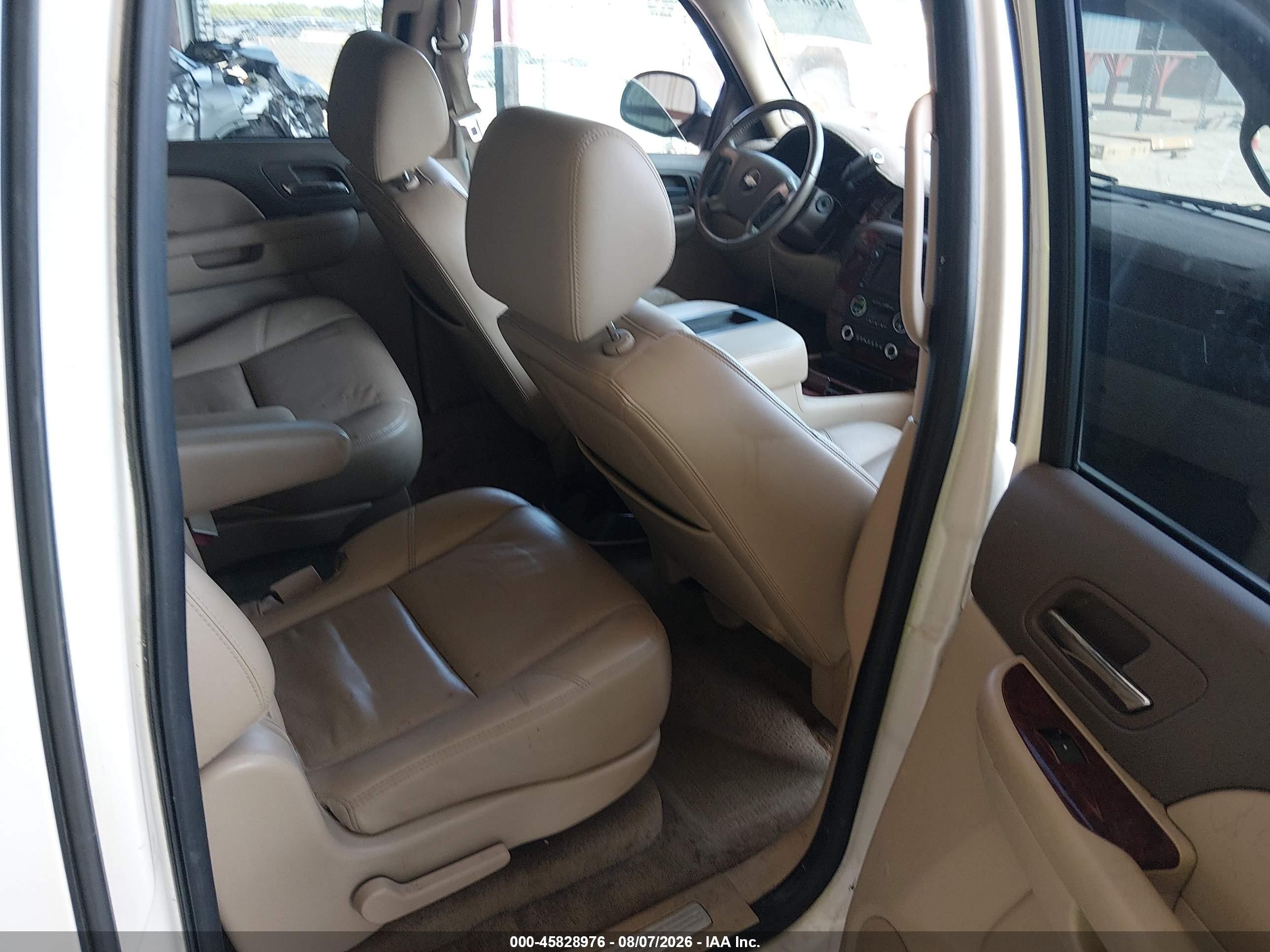 2009 Chevrolet Suburban 1500 Ltz Белый vin: 1GNFC36069R281862