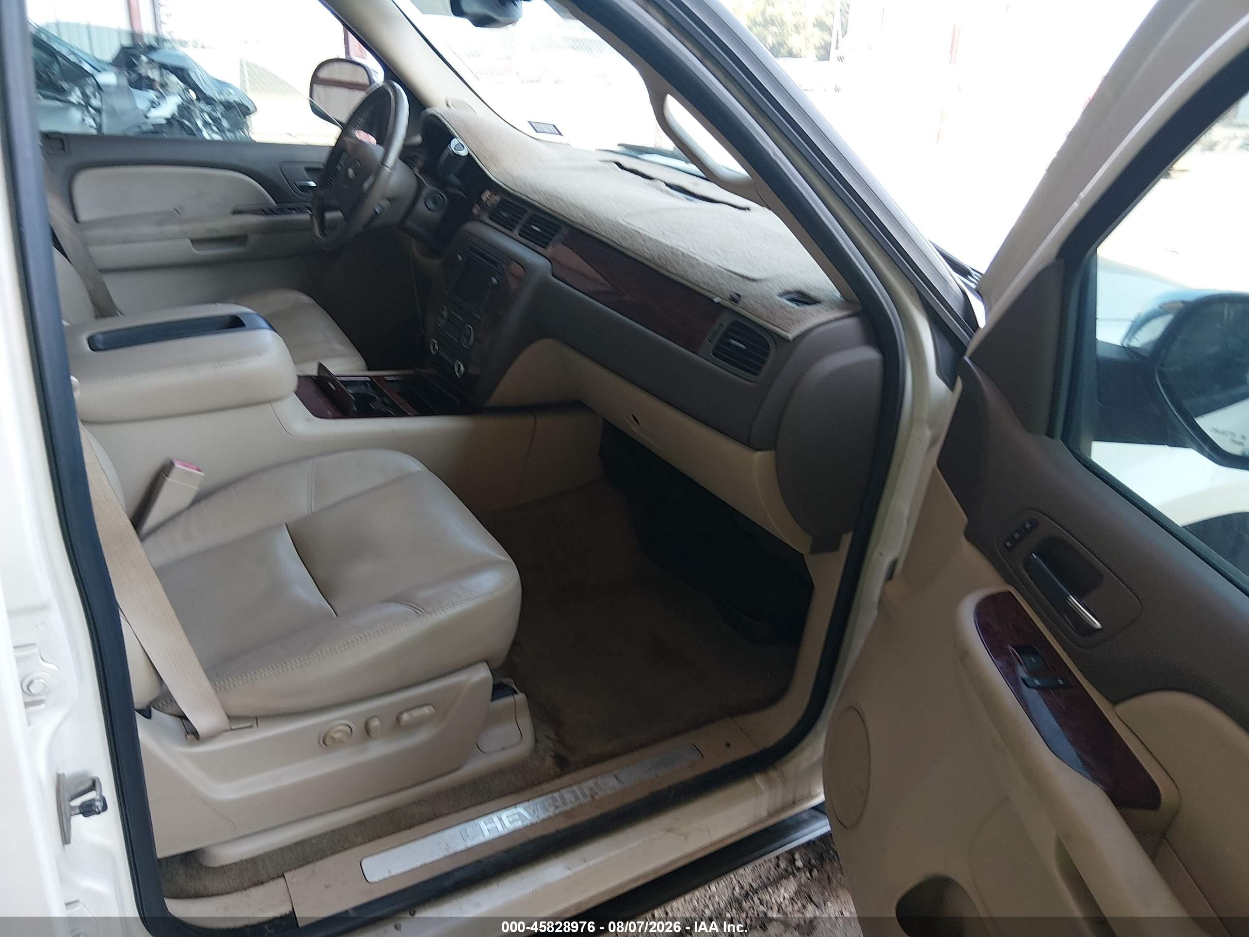 2009 Chevrolet Suburban 1500 Ltz Белый vin: 1GNFC36069R281862