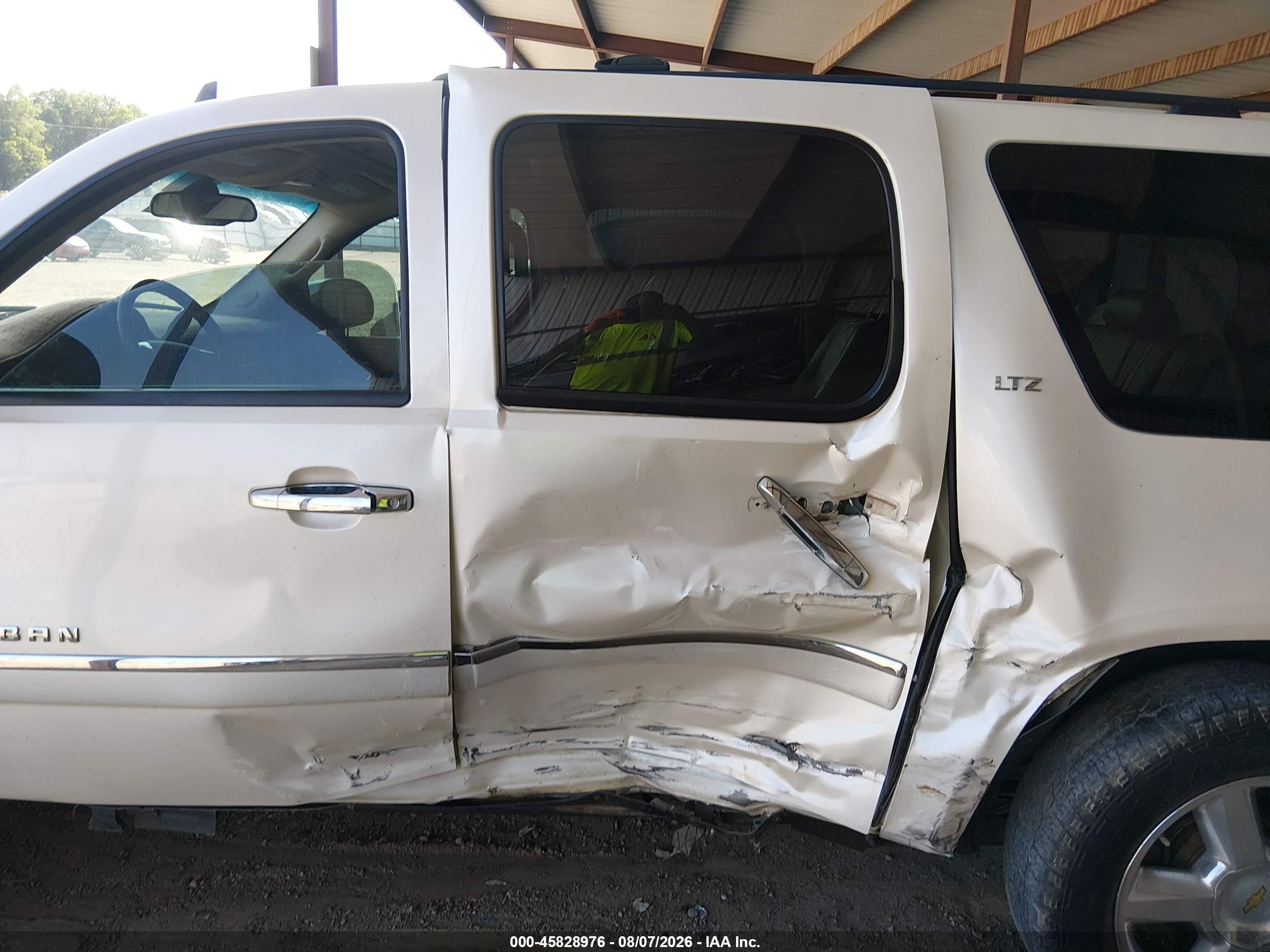 2009 Chevrolet Suburban 1500 Ltz Белый vin: 1GNFC36069R281862