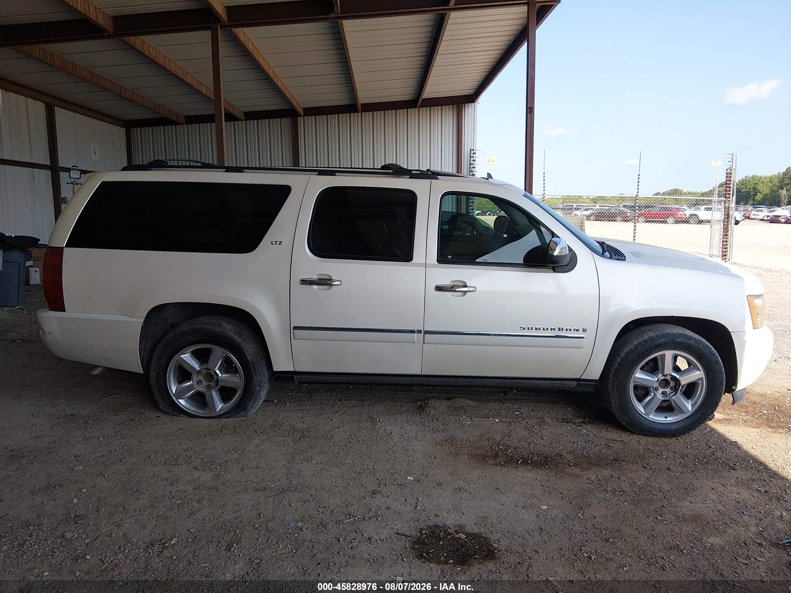 2009 Chevrolet Suburban 1500 Ltz Белый vin: 1GNFC36069R281862