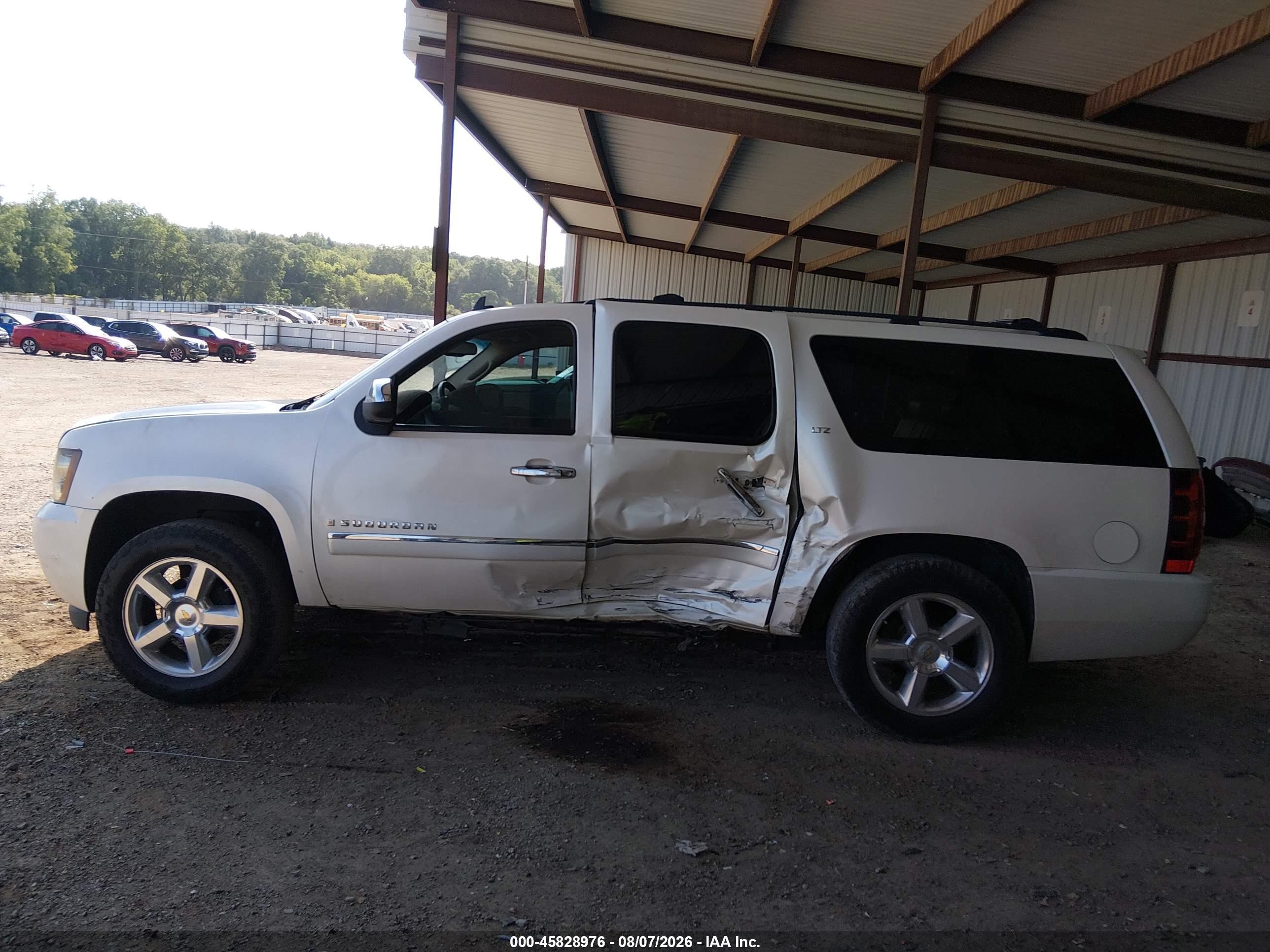 2009 Chevrolet Suburban 1500 Ltz Белый vin: 1GNFC36069R281862