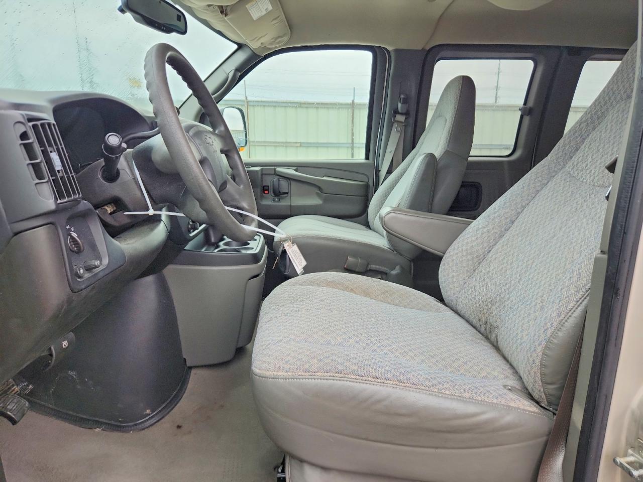 2007 Chevrolet Express G1500 Beige vin: 1GNFG15T271216555