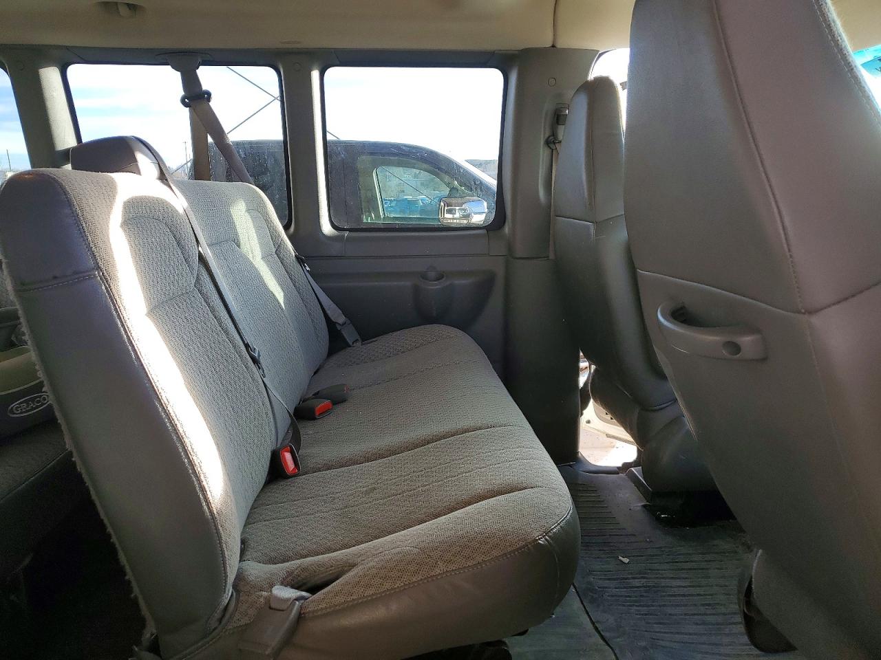 2009 Chevrolet Express G1500 White vin: 1GNFH154191146068