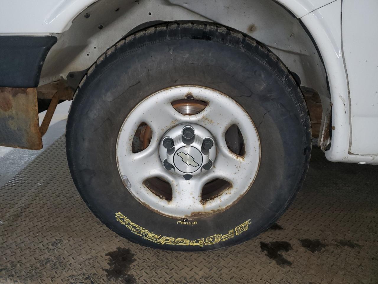 2008 Chevrolet Express G1500 White vin: 1GNFH154X81158766 Damage: Left Front Wheel, Rust, Repair Required