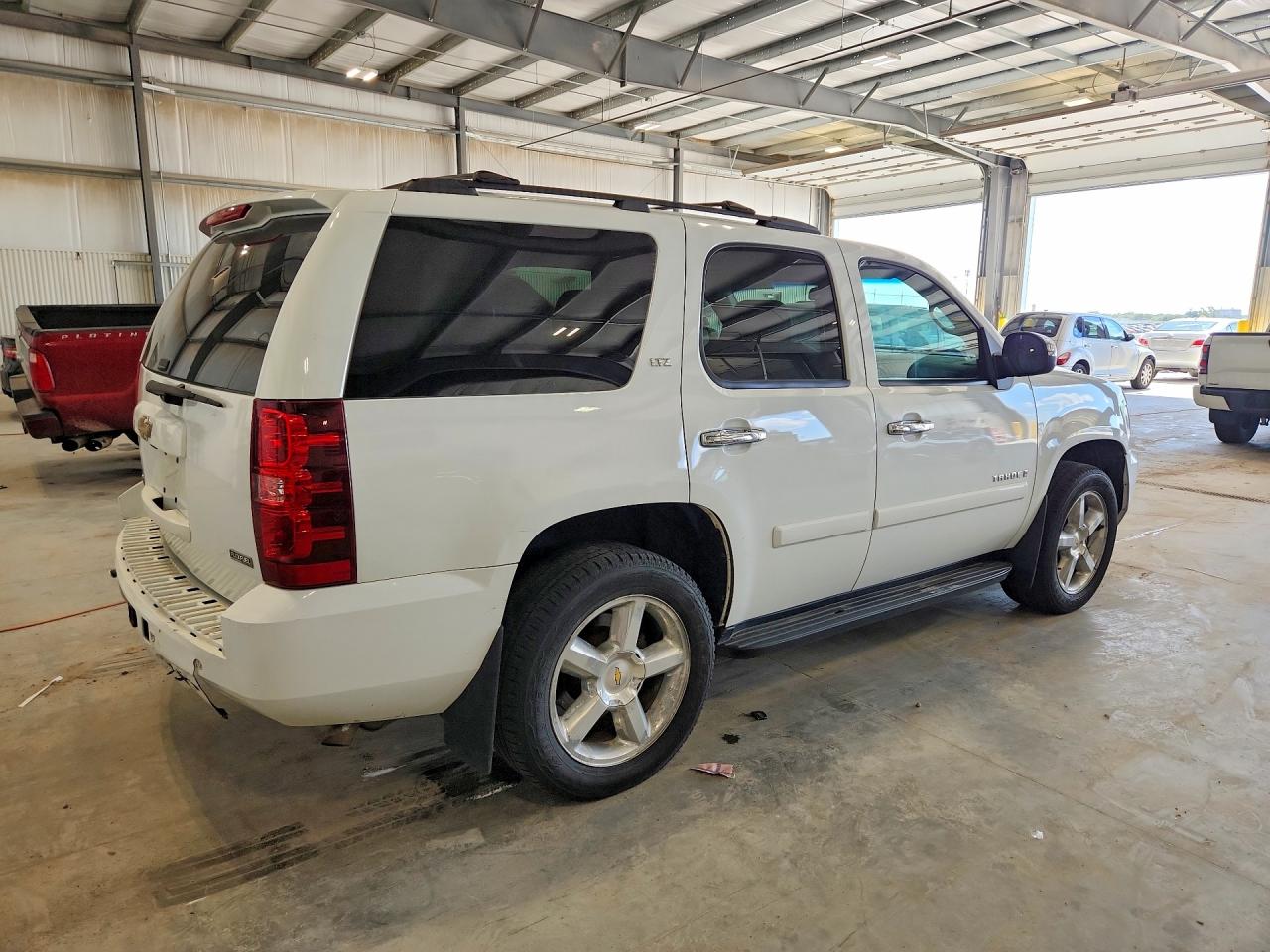 2008 Chevrolet Tahoe K1500 White vin: 1GNFK13008R274495