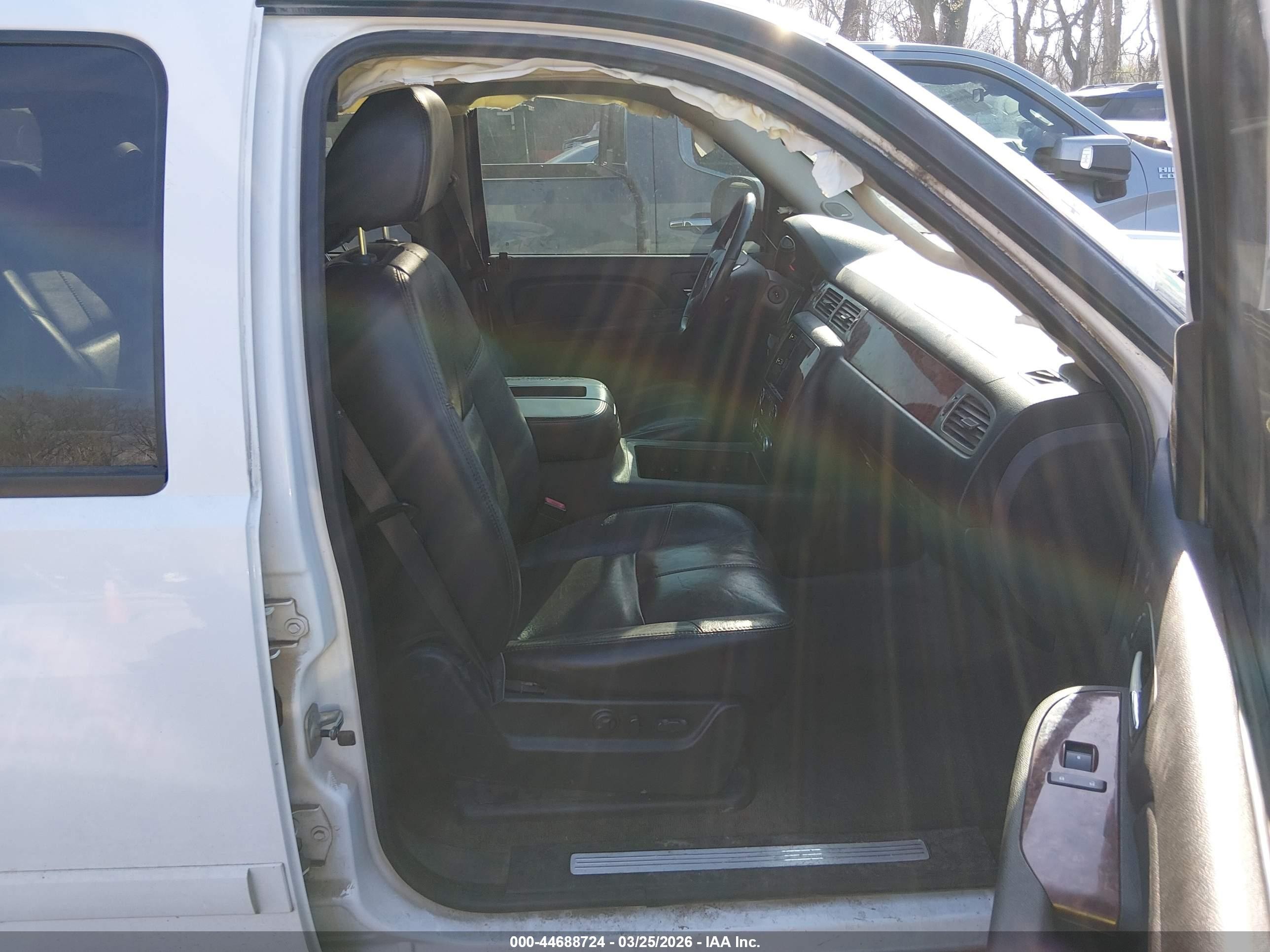 2007 Chevrolet Tahoe Lt White vin: 1GNFK13037R225726