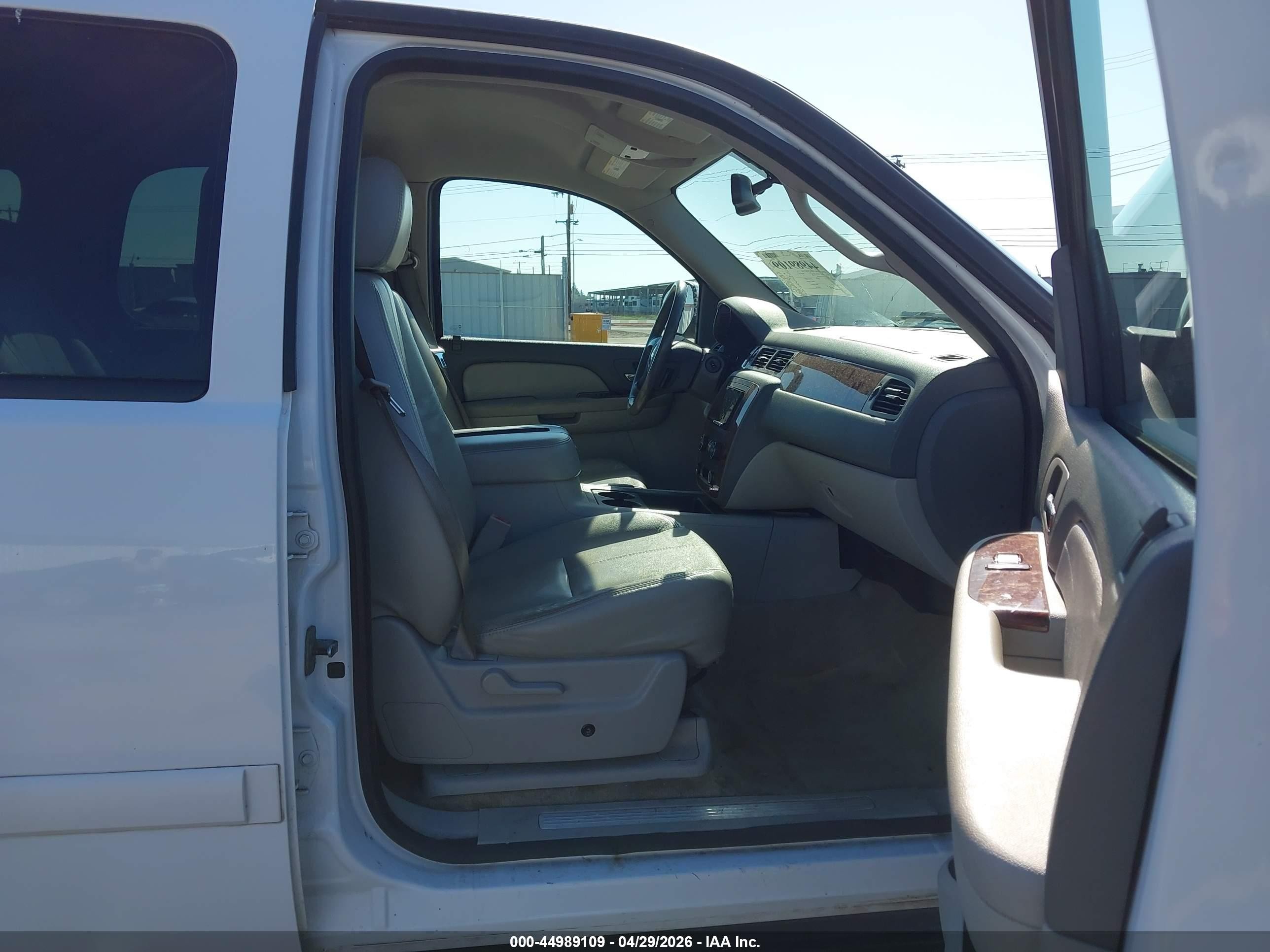 2007 Chevrolet Tahoe Lt White vin: 1GNFK13037R284307