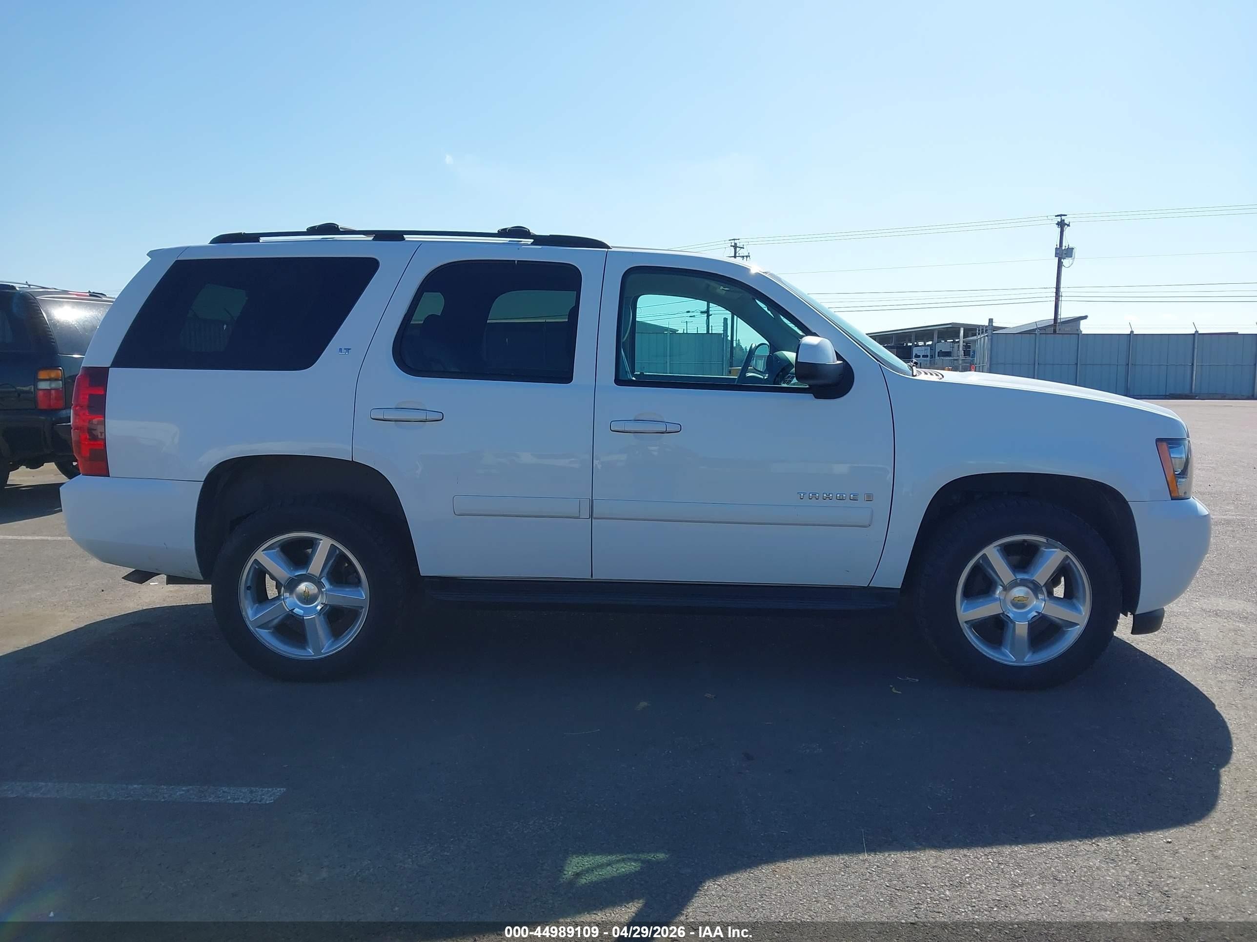 2007 Chevrolet Tahoe Lt White vin: 1GNFK13037R284307