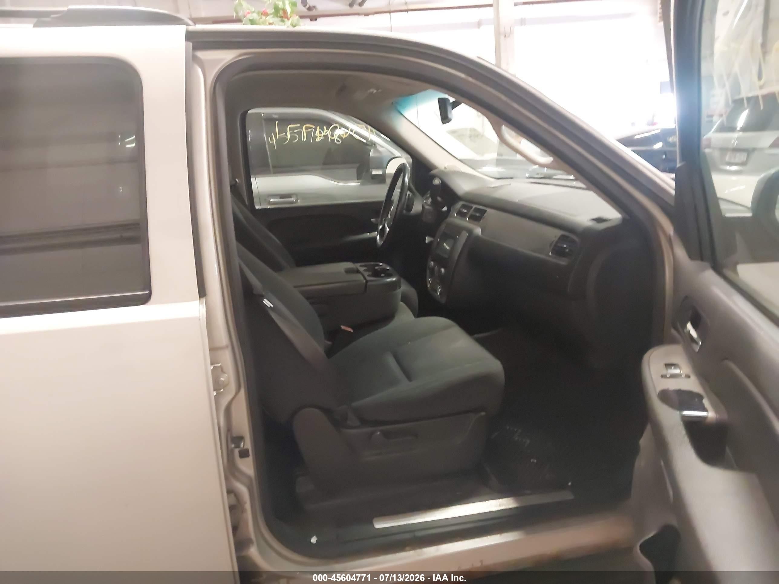 2009 Chevrolet Tahoe Ls Silver vin: 1GNFK13049R179682