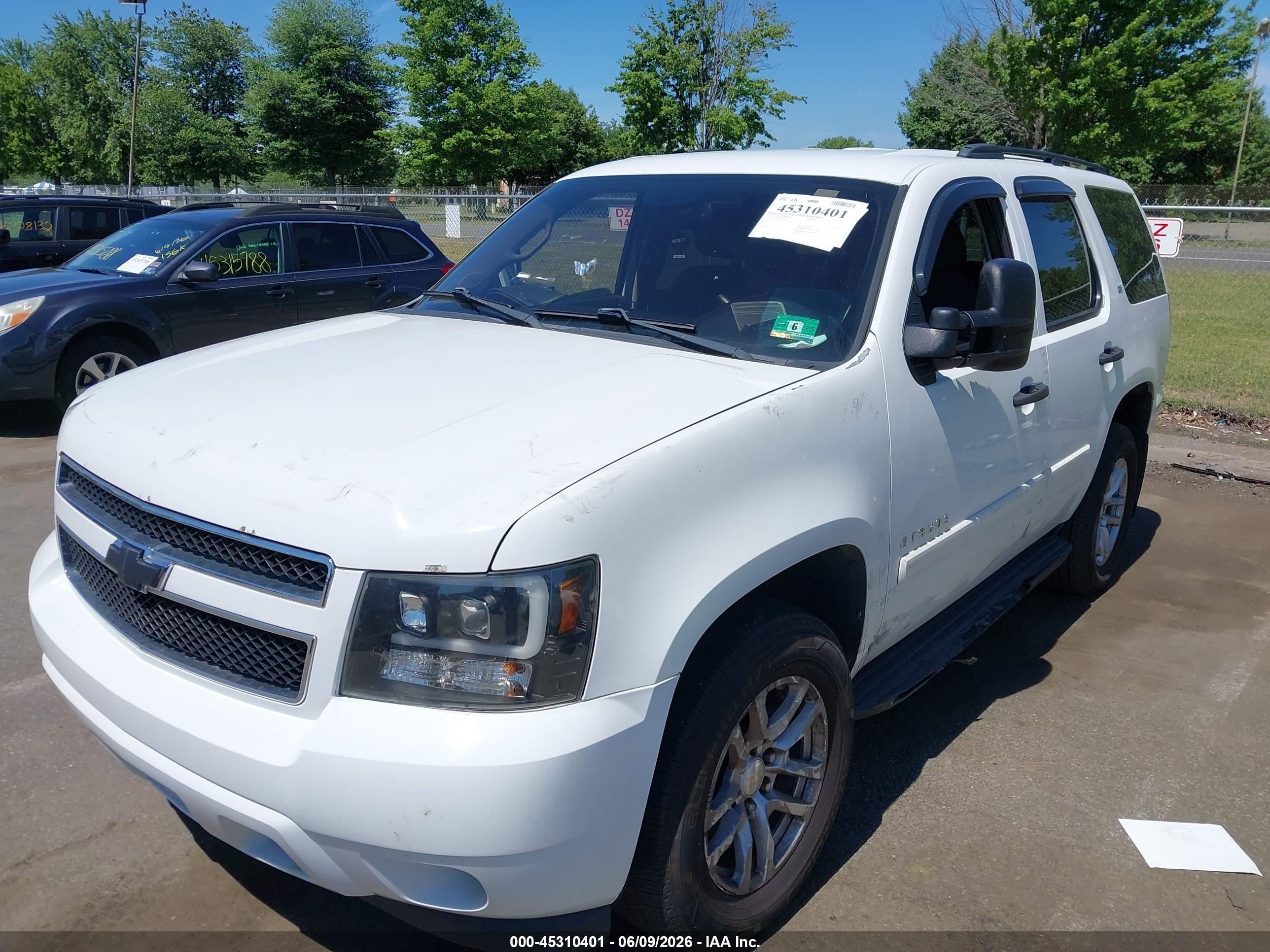 2008 Chevrolet Tahoe Ls Белый vin: 1GNFK13058J201072