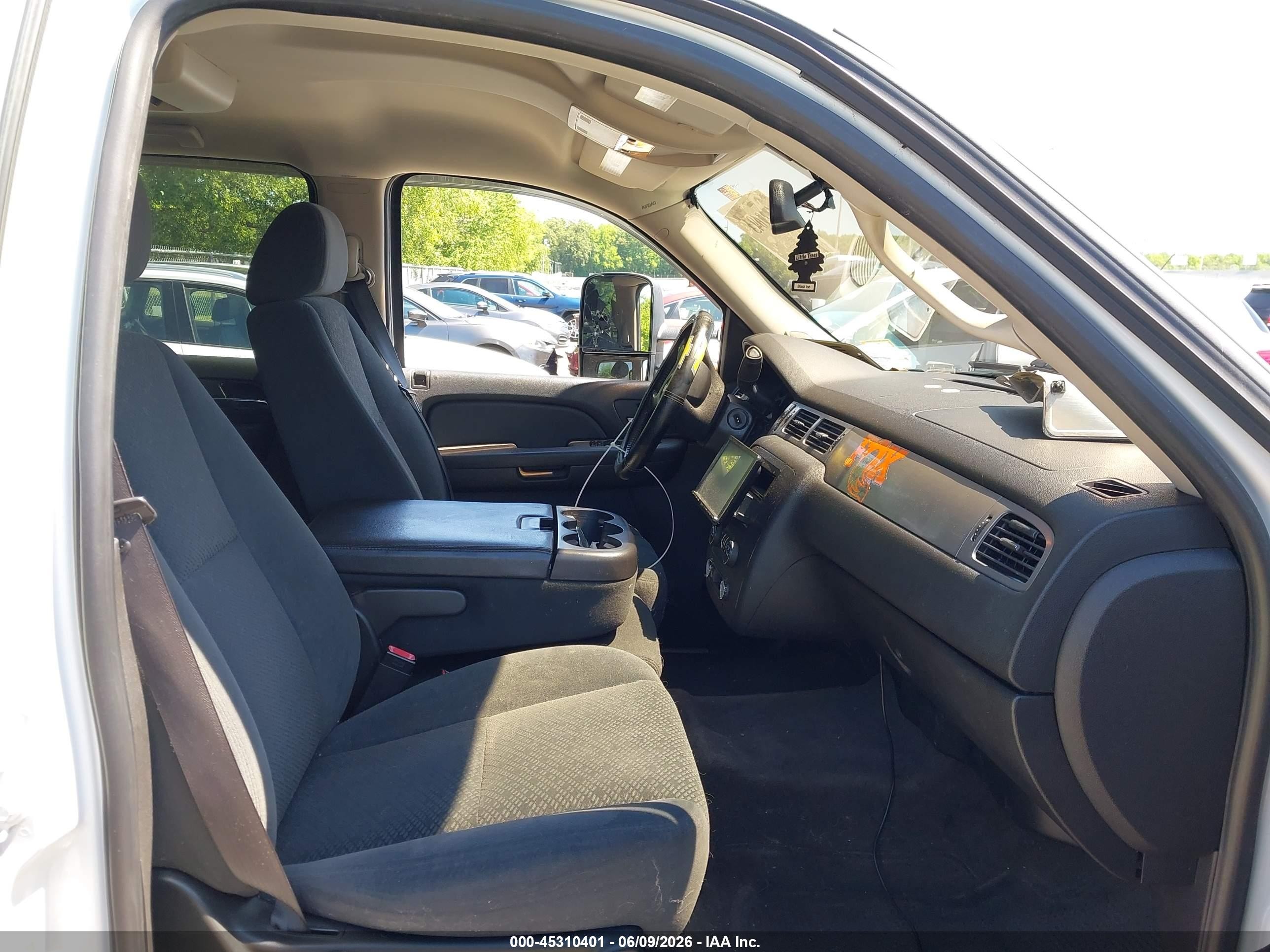 2008 Chevrolet Tahoe Ls Белый vin: 1GNFK13058J201072