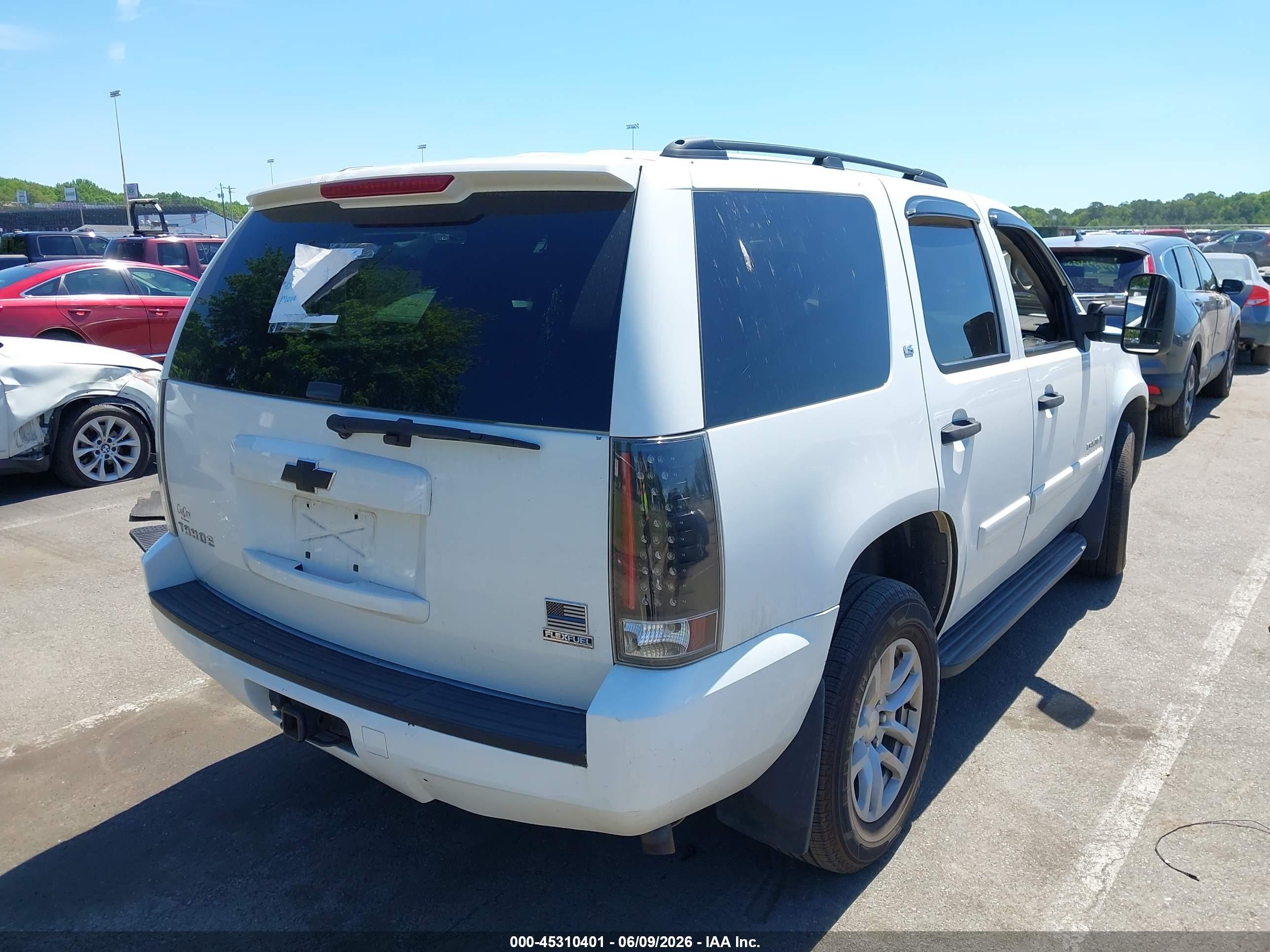 2008 Chevrolet Tahoe Ls Белый vin: 1GNFK13058J201072