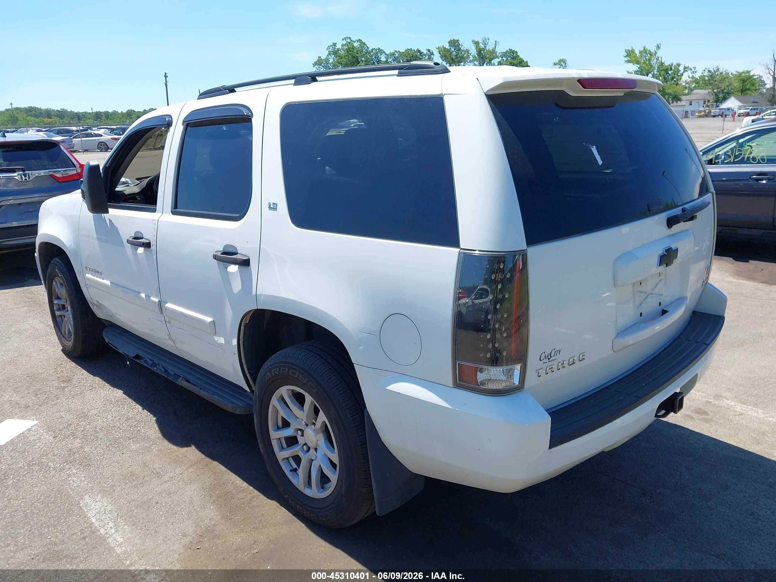 2008 Chevrolet Tahoe Ls Белый vin: 1GNFK13058J201072