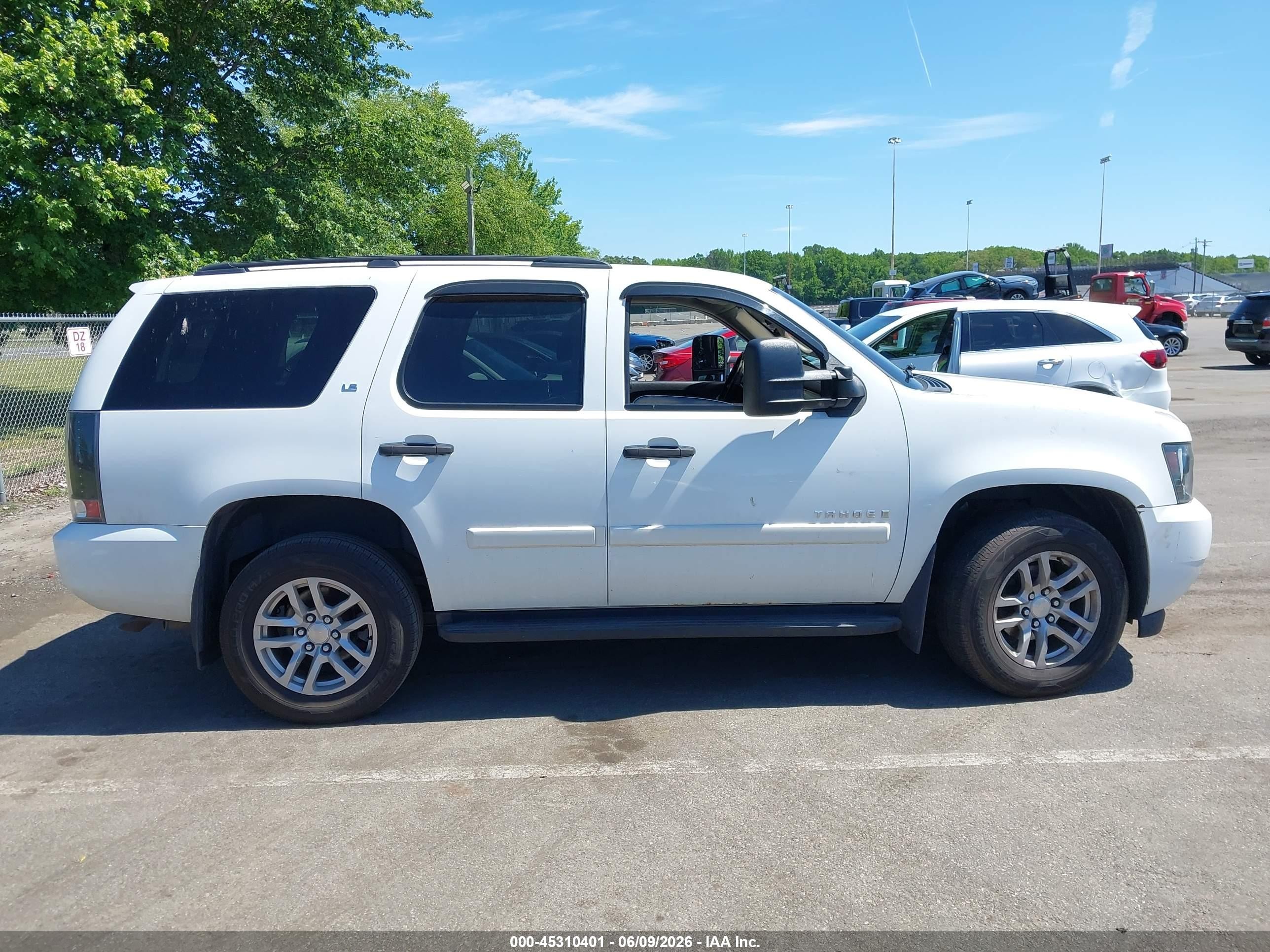 2008 Chevrolet Tahoe Ls Белый vin: 1GNFK13058J201072