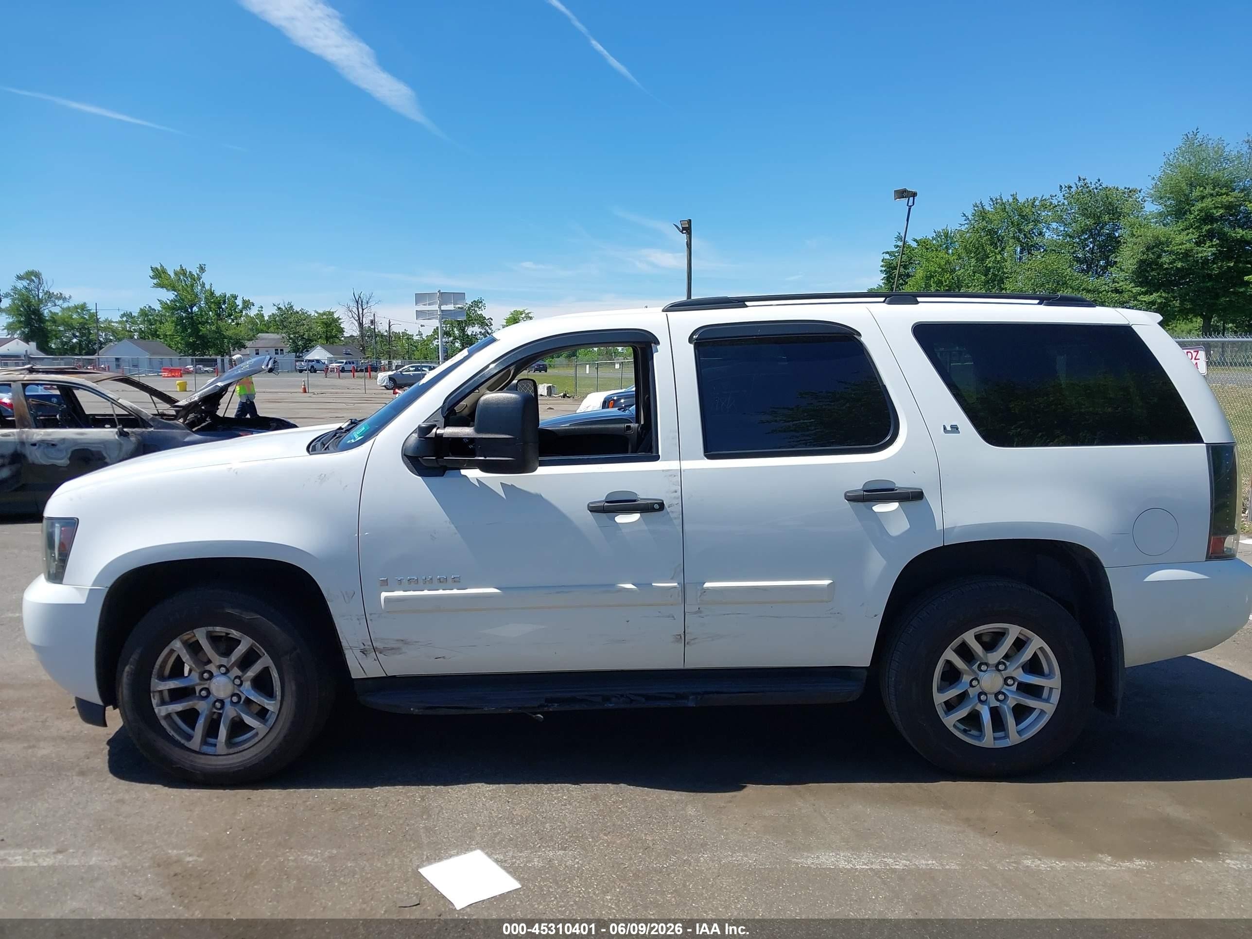2008 Chevrolet Tahoe Ls Белый vin: 1GNFK13058J201072