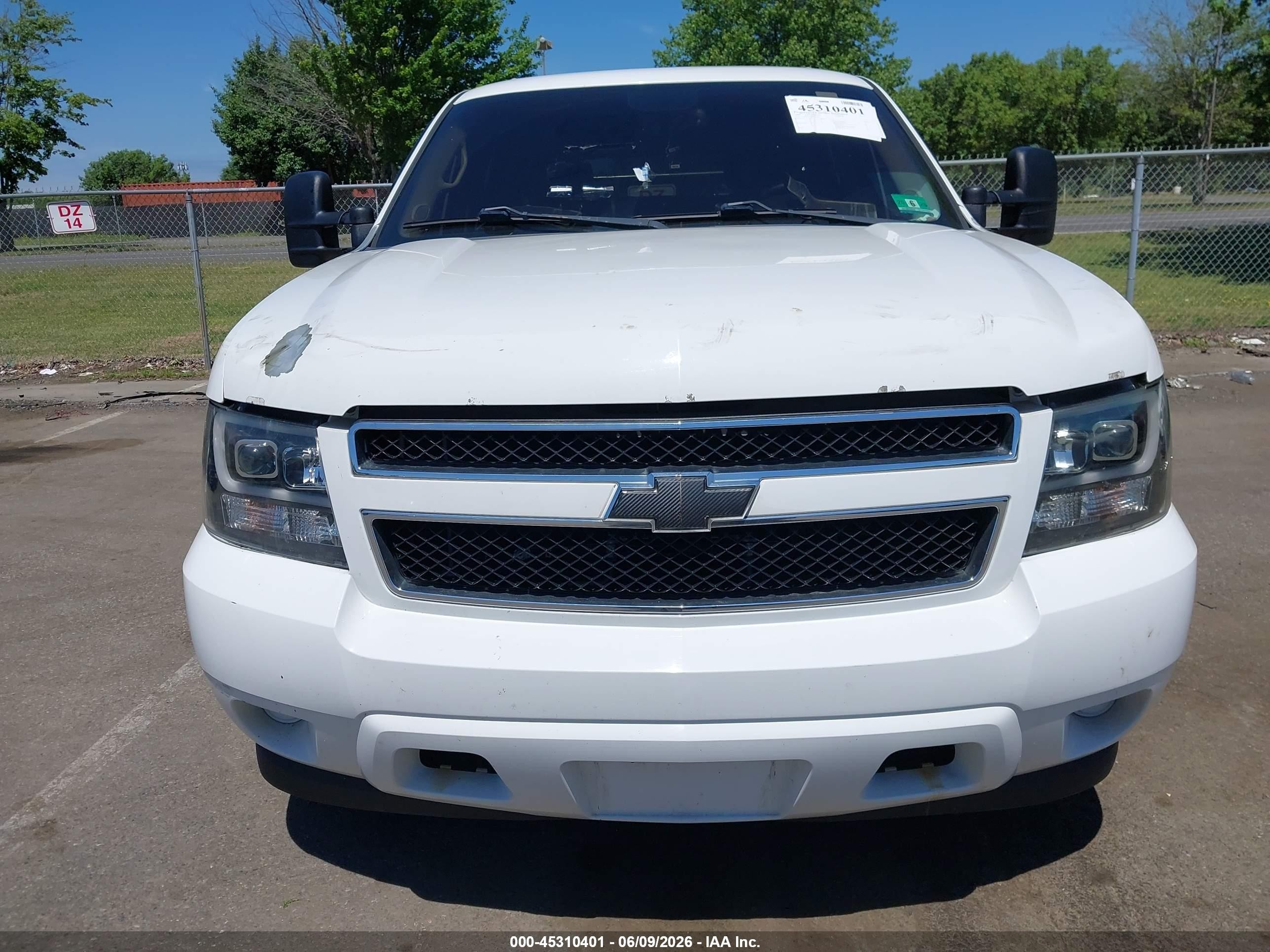 2008 Chevrolet Tahoe Ls Белый vin: 1GNFK13058J201072