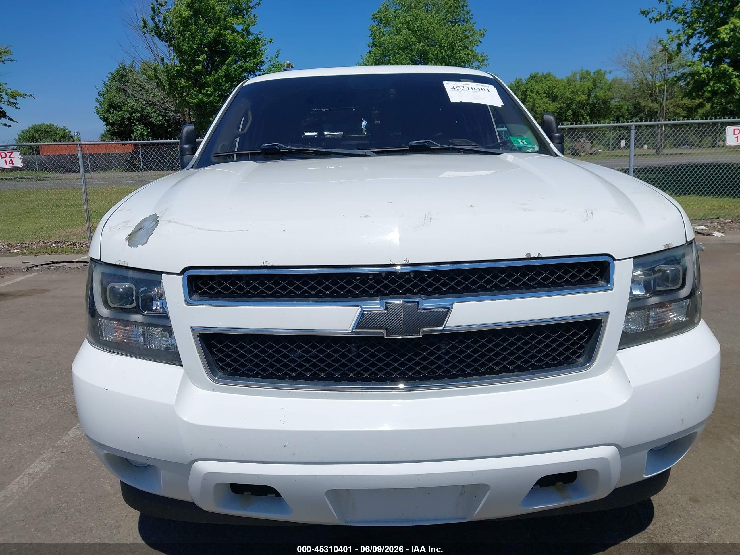 2008 Chevrolet Tahoe Ls Белый vin: 1GNFK13058J201072