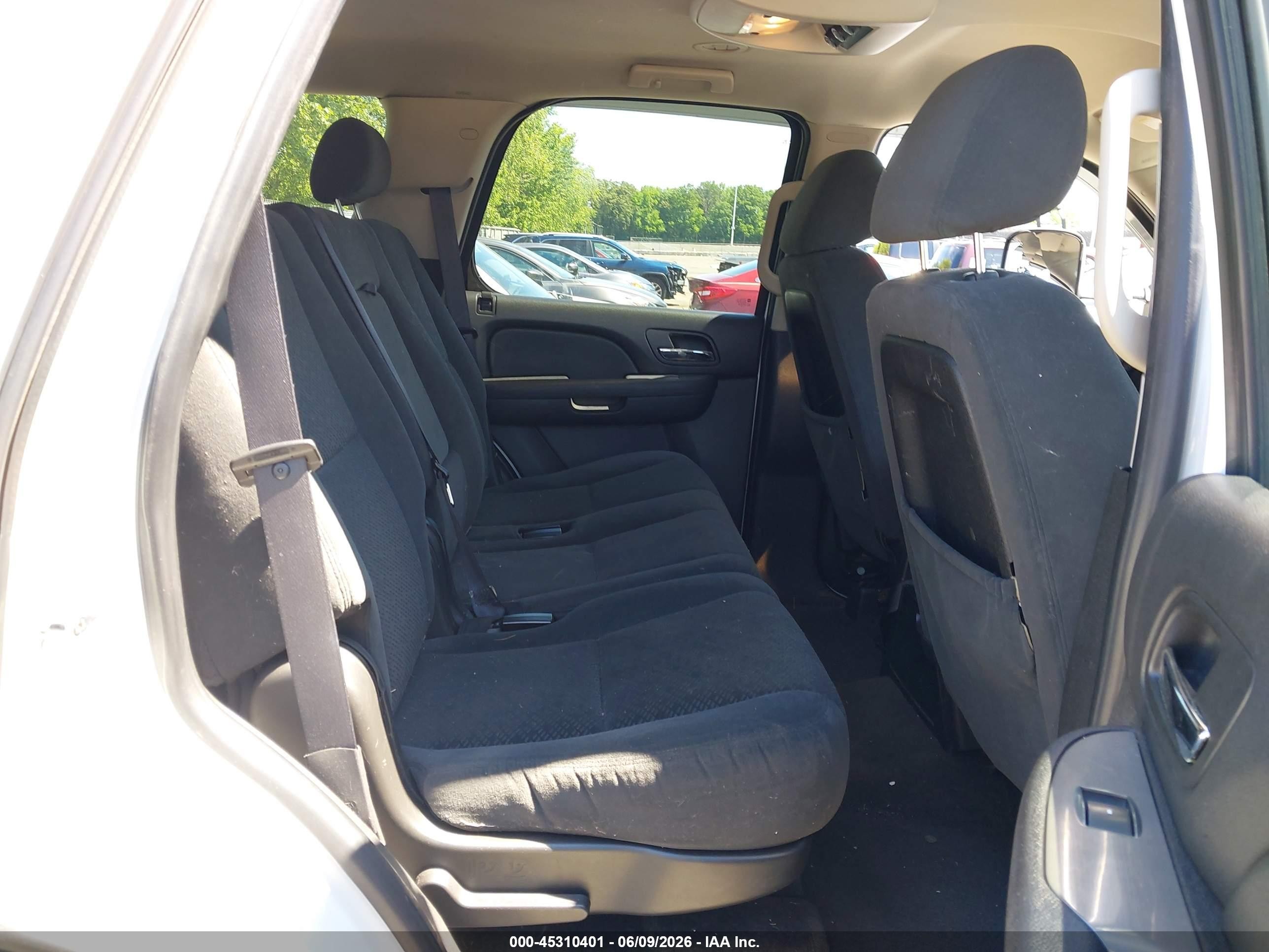 2008 Chevrolet Tahoe Ls Белый vin: 1GNFK13058J201072